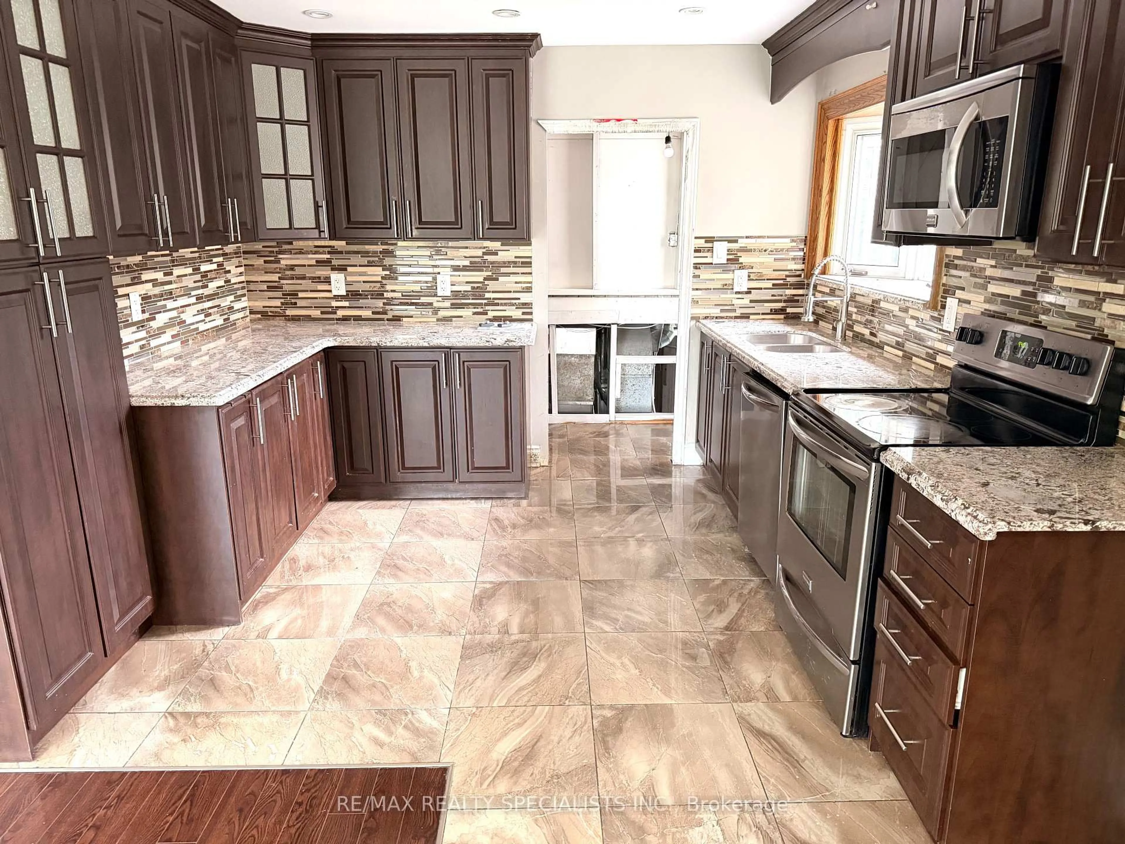 Open concept kitchen, ceramic/tile floor for 22 Beechwood Cres, Brampton Ontario L6T 1Y1