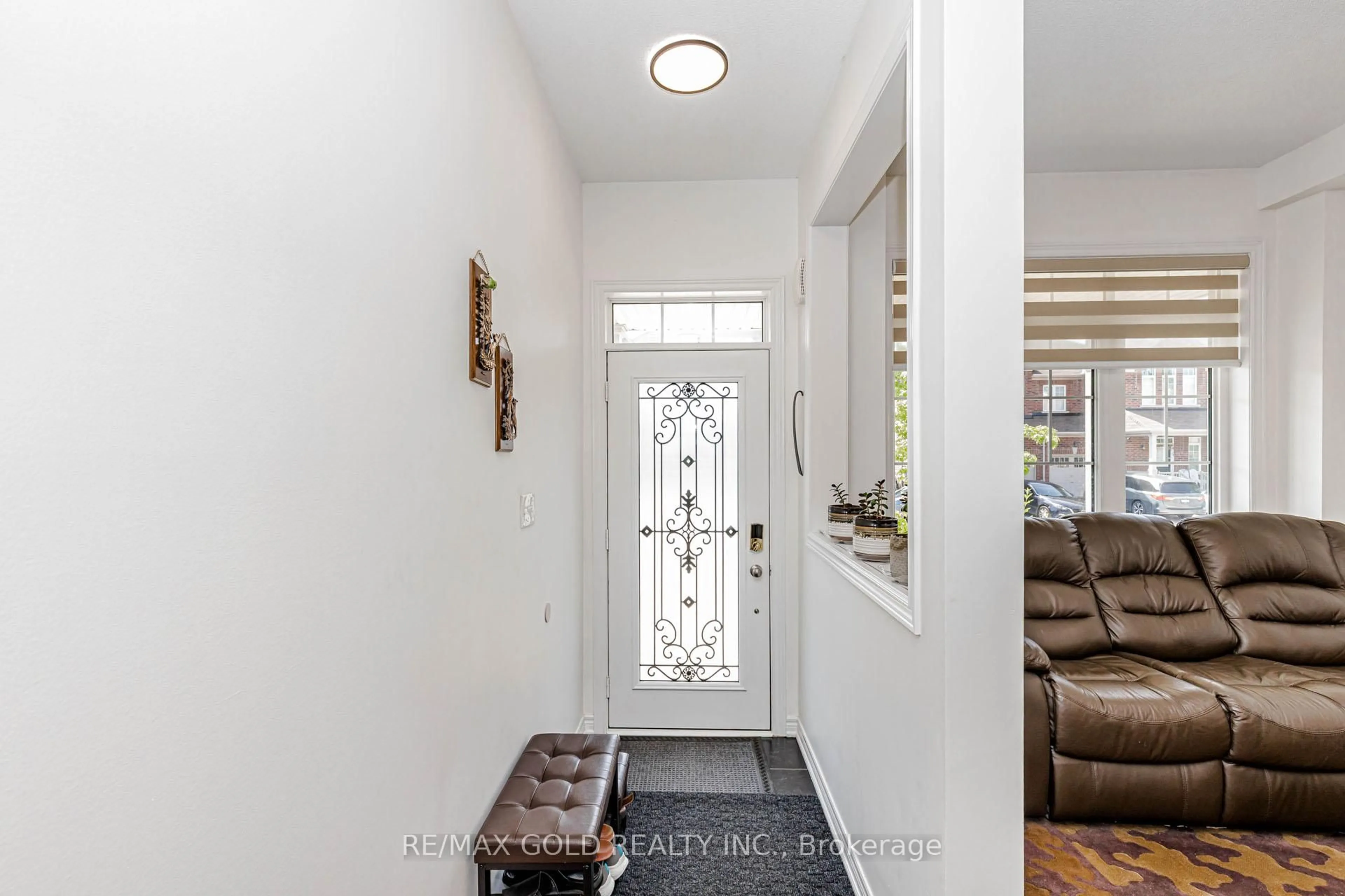Indoor entryway for 12 Fitzgibson St, Brampton Ontario L6Y 5Y5