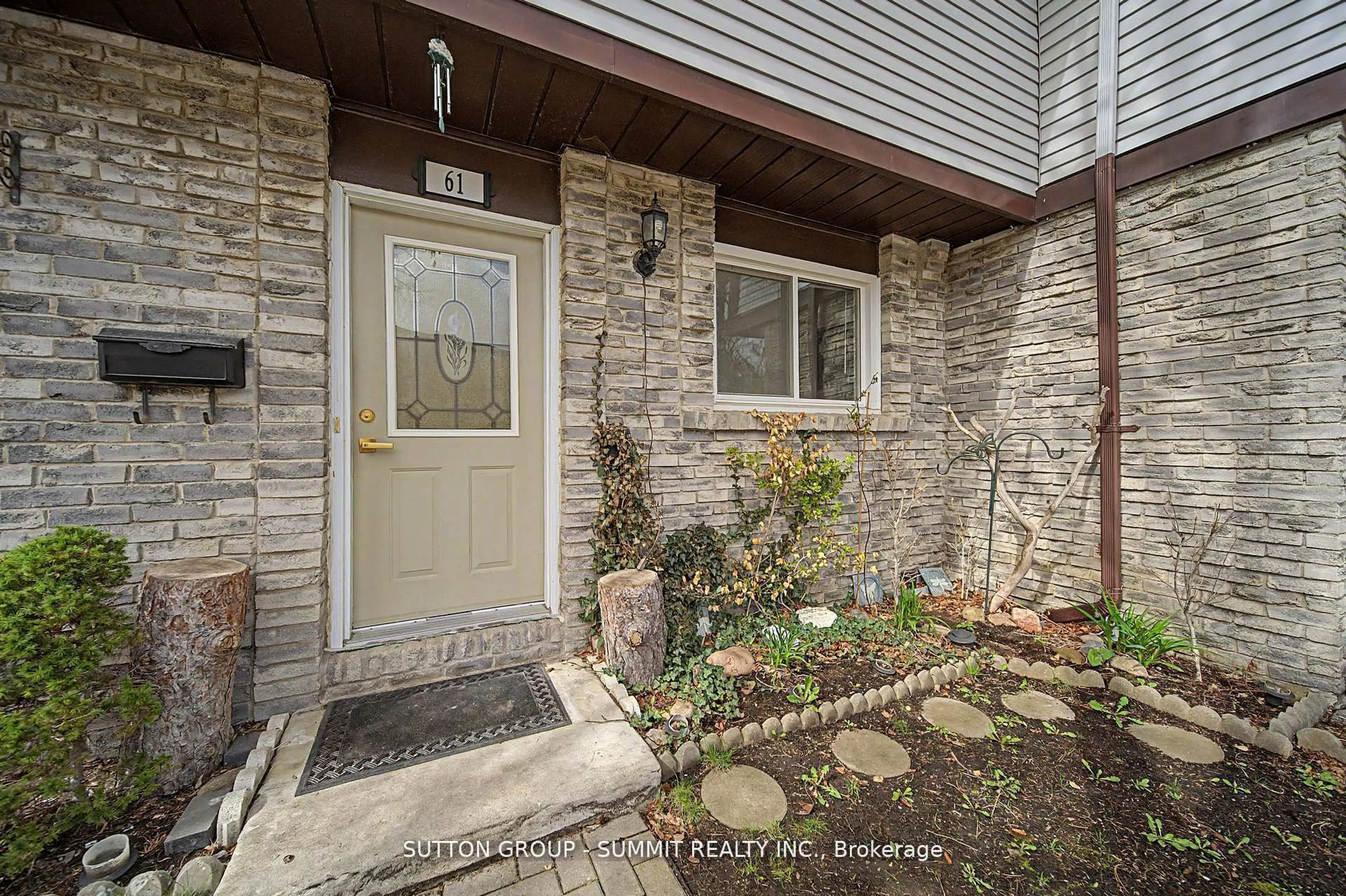 Indoor entryway for 45 Hansen Rd #61, Brampton Ontario L6V 3C5