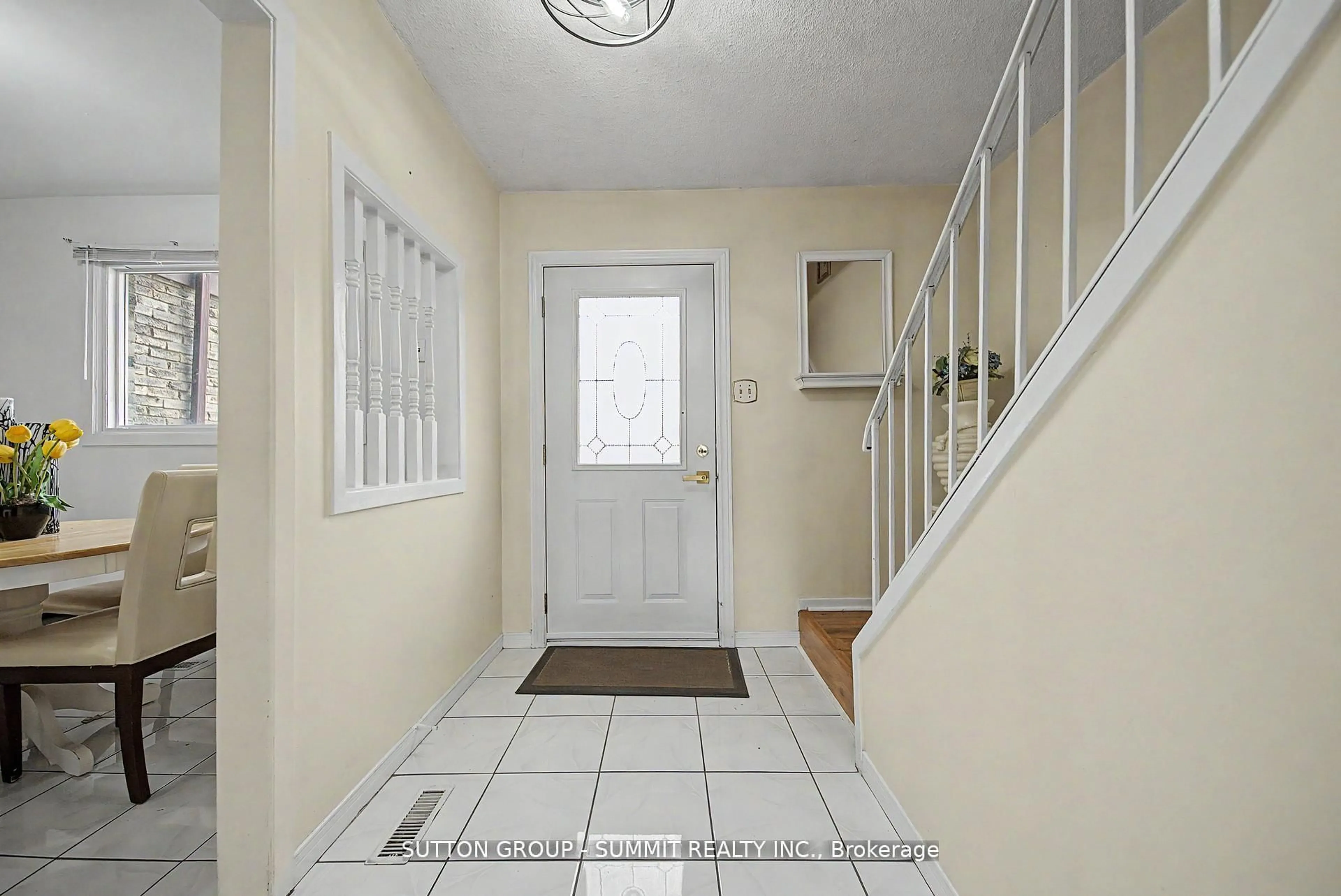 Indoor entryway for 45 Hansen Rd #61, Brampton Ontario L6V 3C5