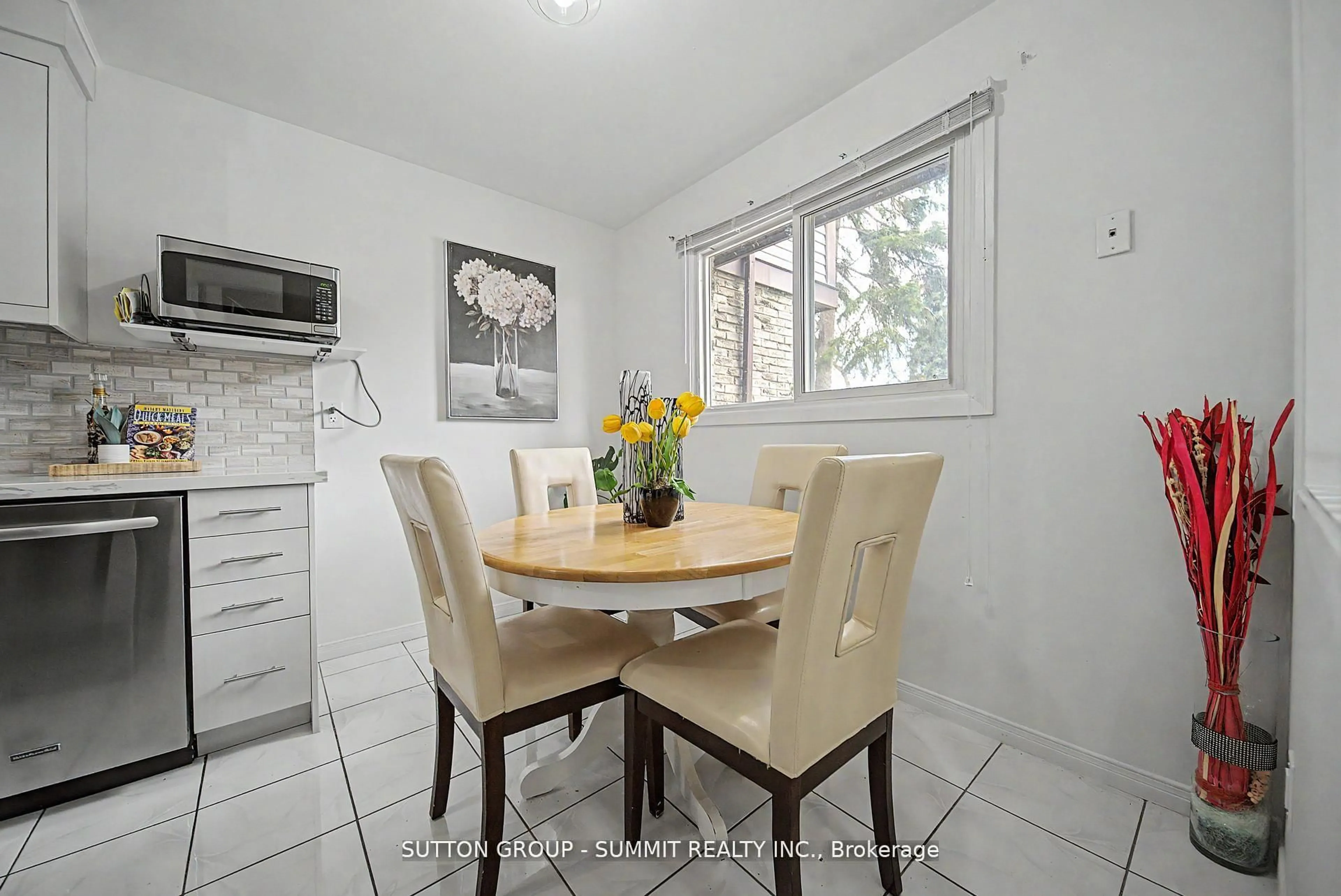 Dining room, ceramic/tile floor for 45 Hansen Rd #61, Brampton Ontario L6V 3C5