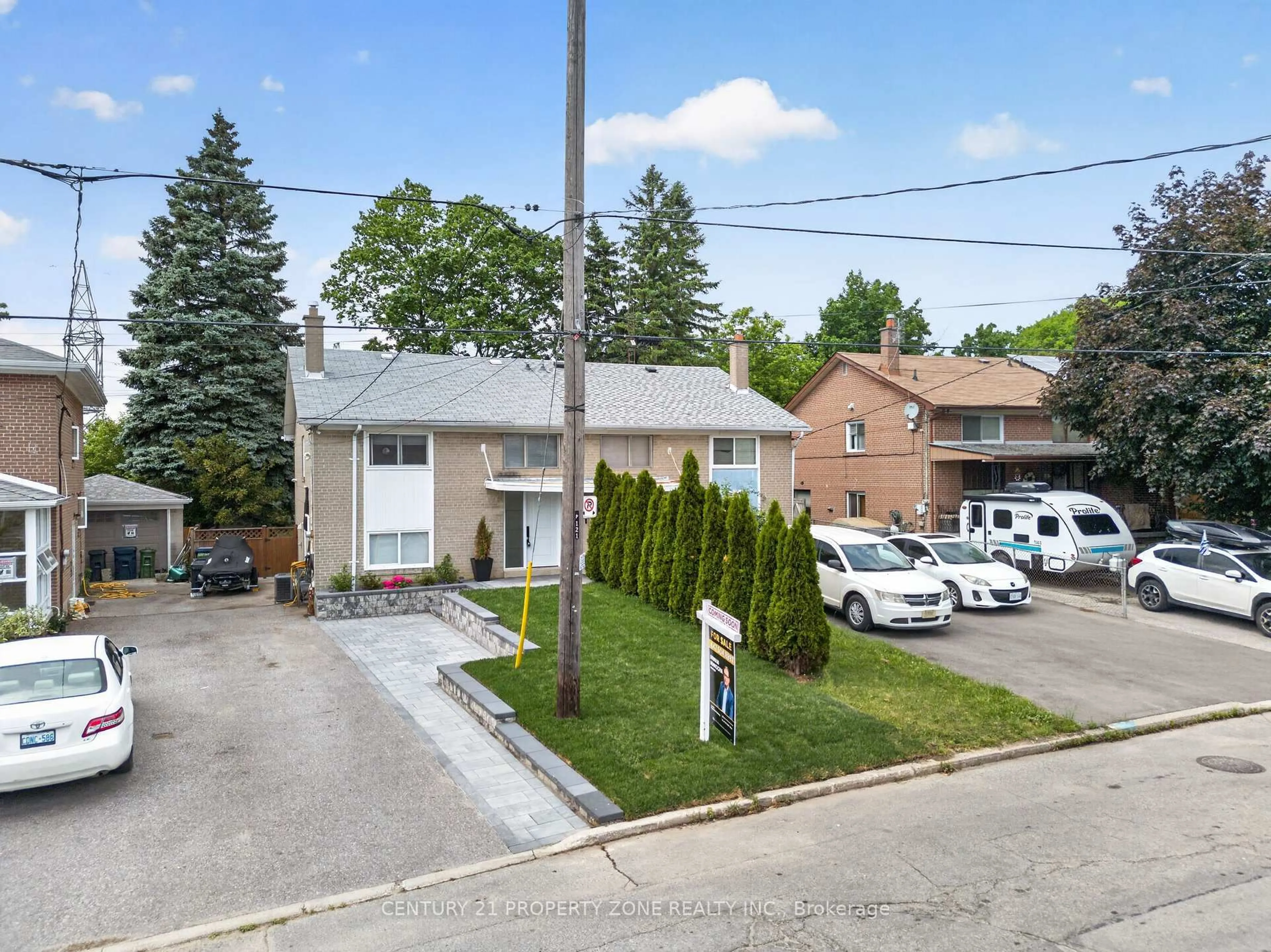 A pic from outside/outdoor area/front of a property/back of a property/a pic from drone, street for 121 Saint Lucie Dr, Toronto Ontario M9M 1T4