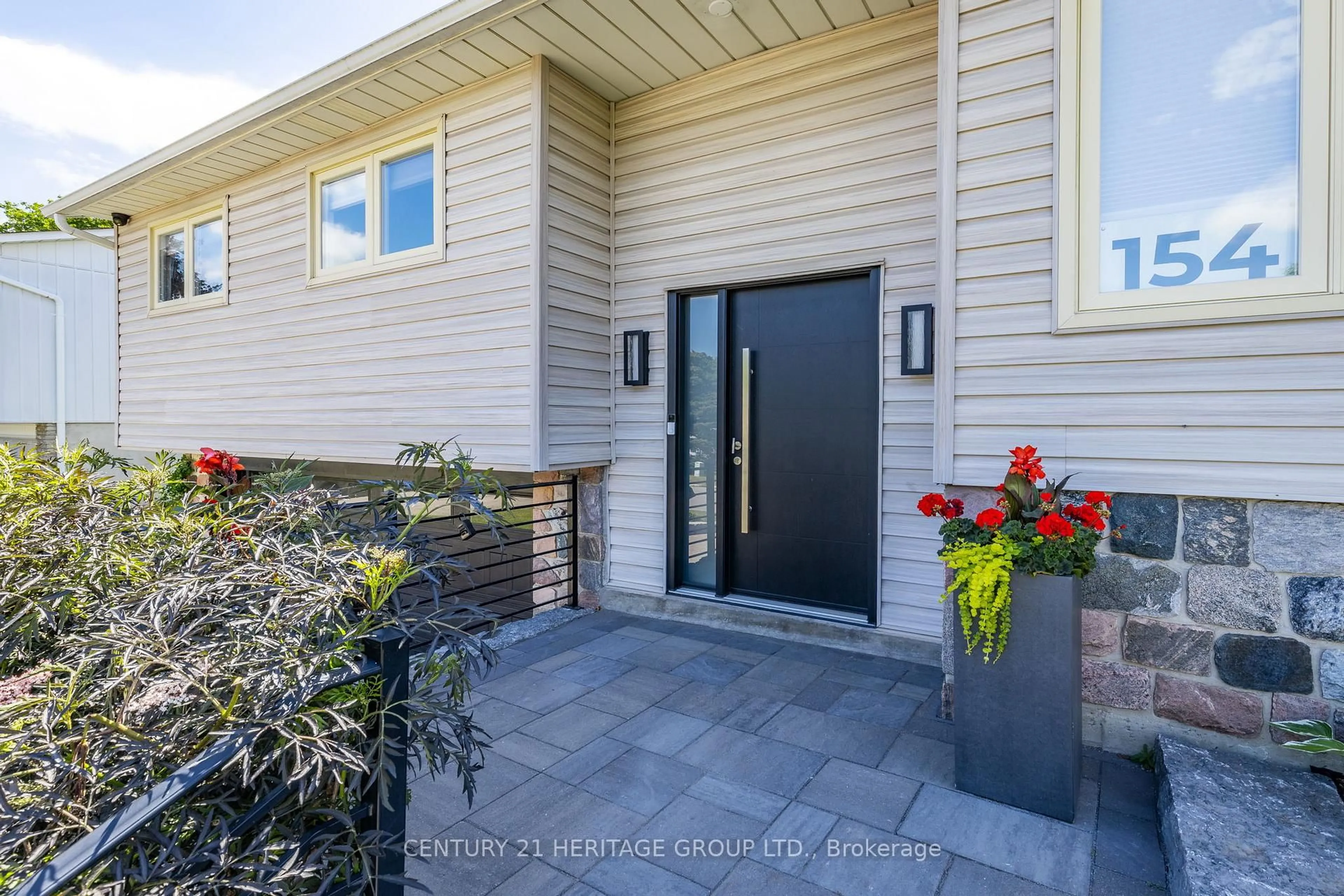 Indoor entryway for 154 Ridge Rd, Caledon Ontario L7E 4V4