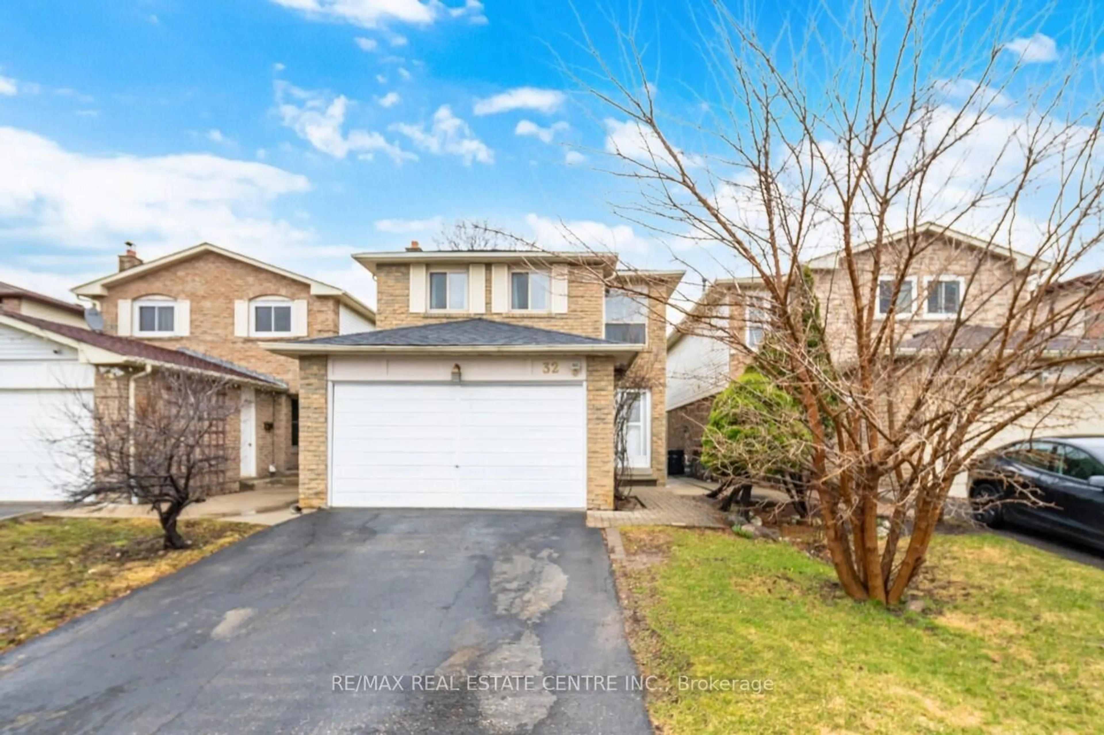 A pic from outside/outdoor area/front of a property/back of a property/a pic from drone, street for 32 Dafoe Cres, Brampton Ontario L6Y 2L2