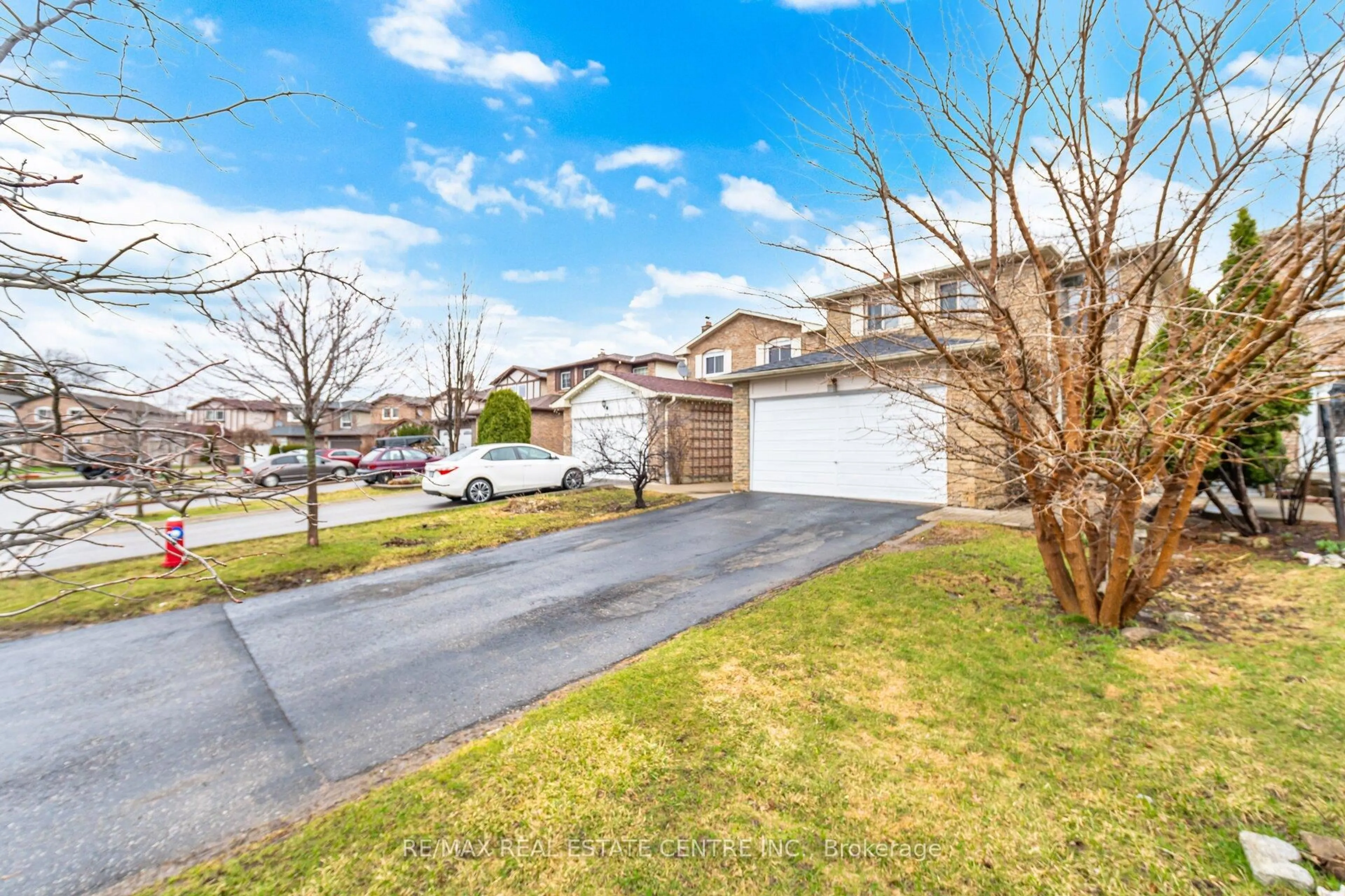 A pic from outside/outdoor area/front of a property/back of a property/a pic from drone, street for 32 Dafoe Cres, Brampton Ontario L6Y 2L2