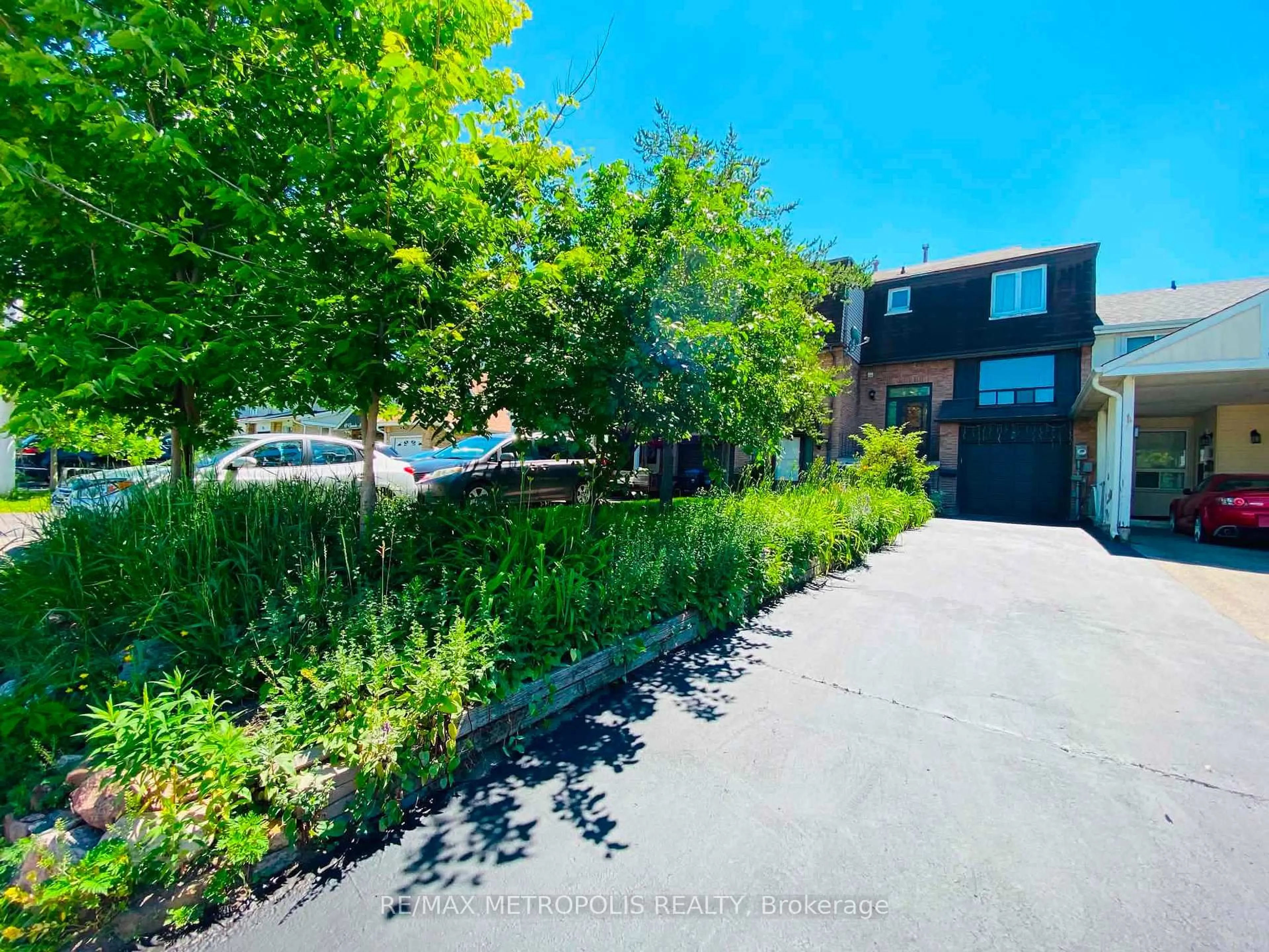 A pic from outside/outdoor area/front of a property/back of a property/a pic from drone, street for 85 Elmvale Ave, Brampton Ontario L6Z 1A6