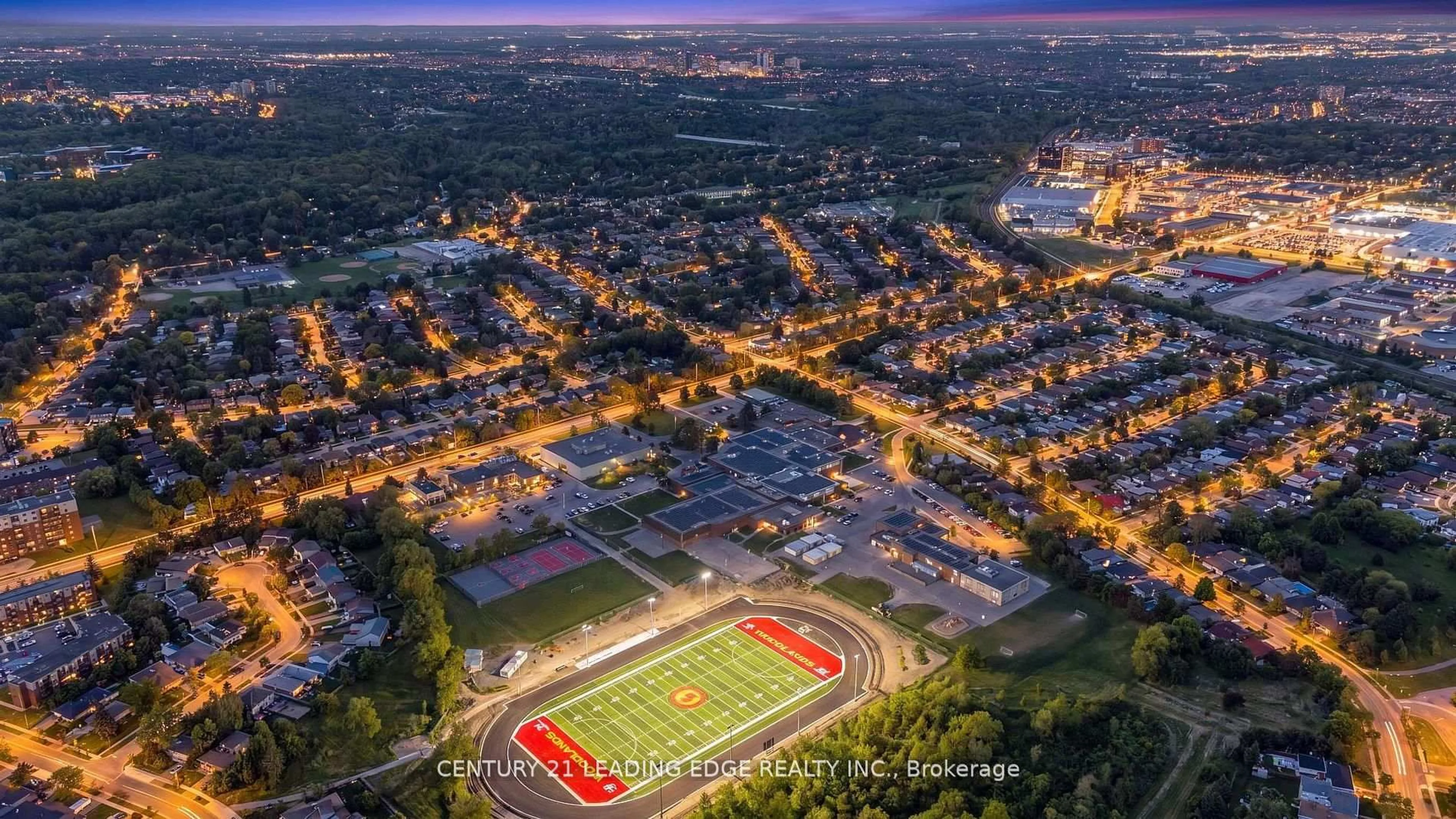 A pic from outside/outdoor area/front of a property/back of a property/a pic from drone, street for 881 Blairholm Ave, Mississauga Ontario L5C 1G5