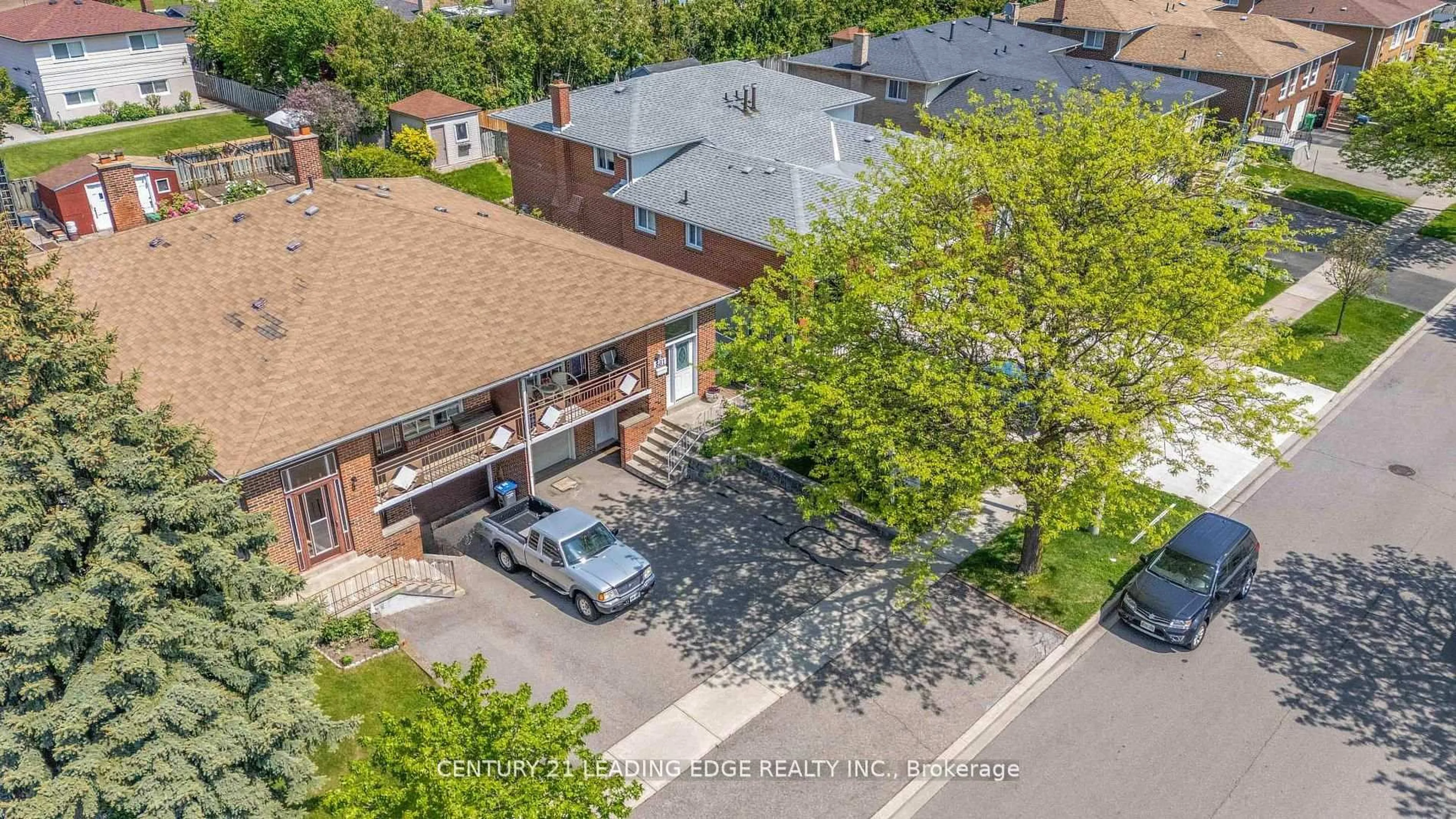 A pic from outside/outdoor area/front of a property/back of a property/a pic from drone, street for 881 Blairholm Ave, Mississauga Ontario L5C 1G5
