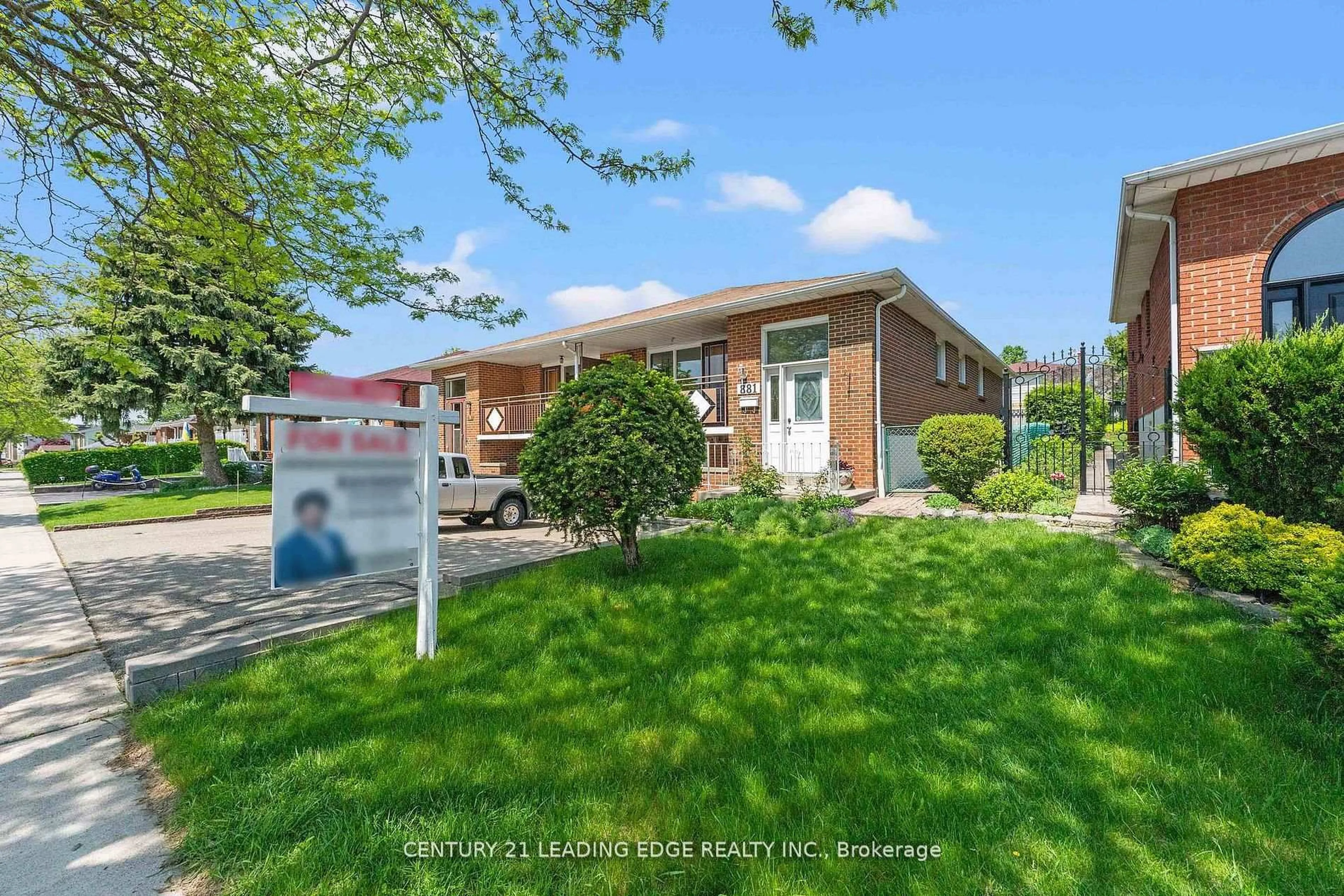 A pic from outside/outdoor area/front of a property/back of a property/a pic from drone, street for 881 Blairholm Ave, Mississauga Ontario L5C 1G5