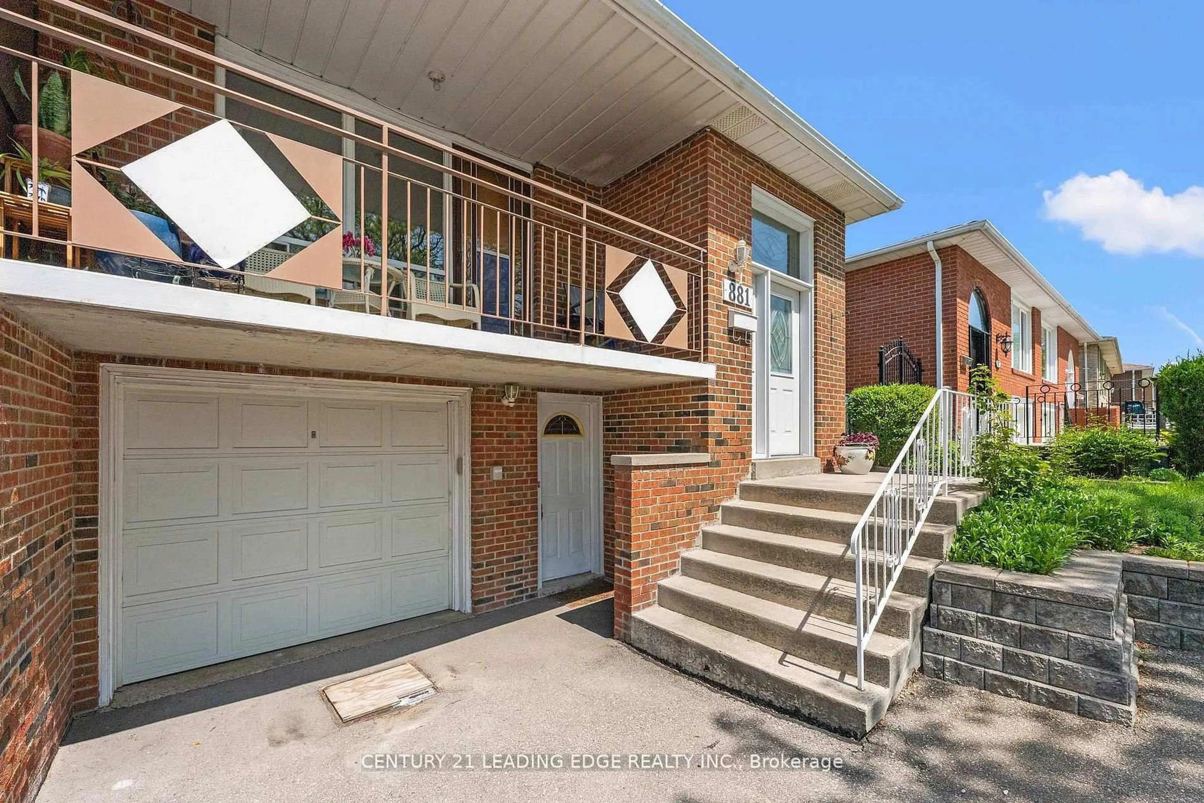 Home with brick exterior material, street for 881 Blairholm Ave, Mississauga Ontario L5C 1G5