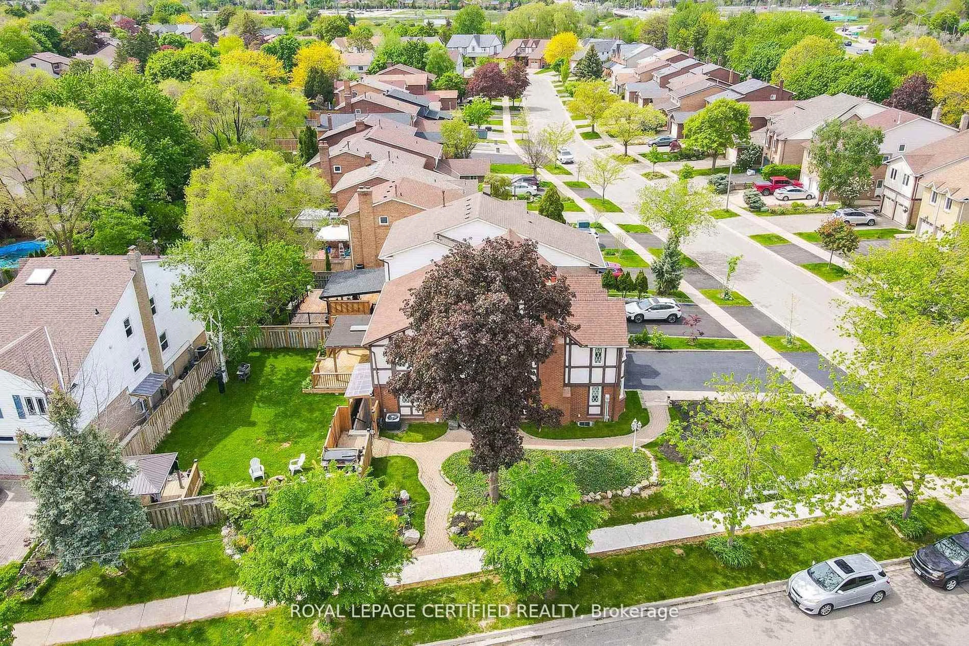 A pic from outside/outdoor area/front of a property/back of a property/a pic from drone, street for 4174 Trellis Cres, Mississauga Ontario L5L 2M2