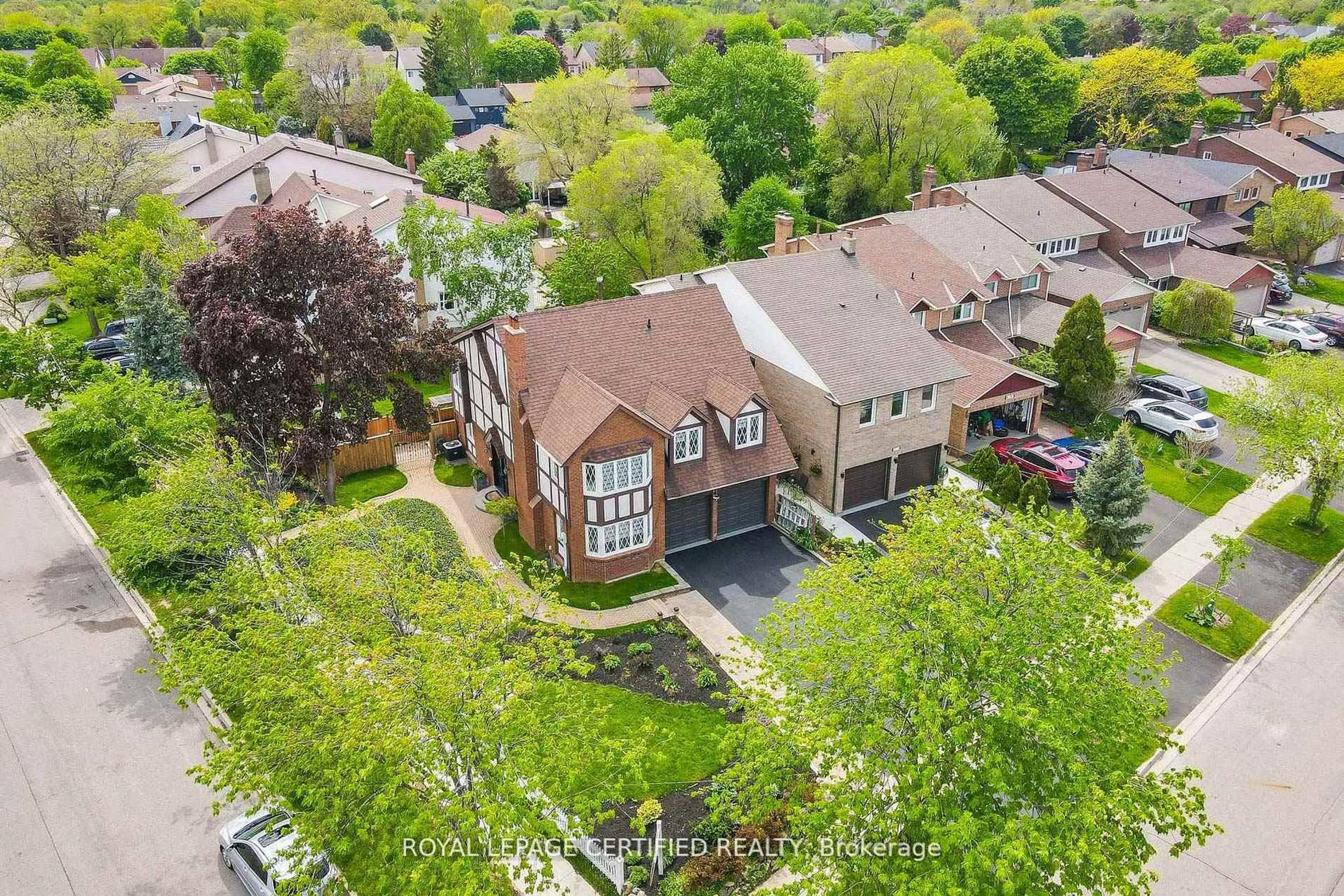 A pic from outside/outdoor area/front of a property/back of a property/a pic from drone, street for 4174 Trellis Cres, Mississauga Ontario L5L 2M2