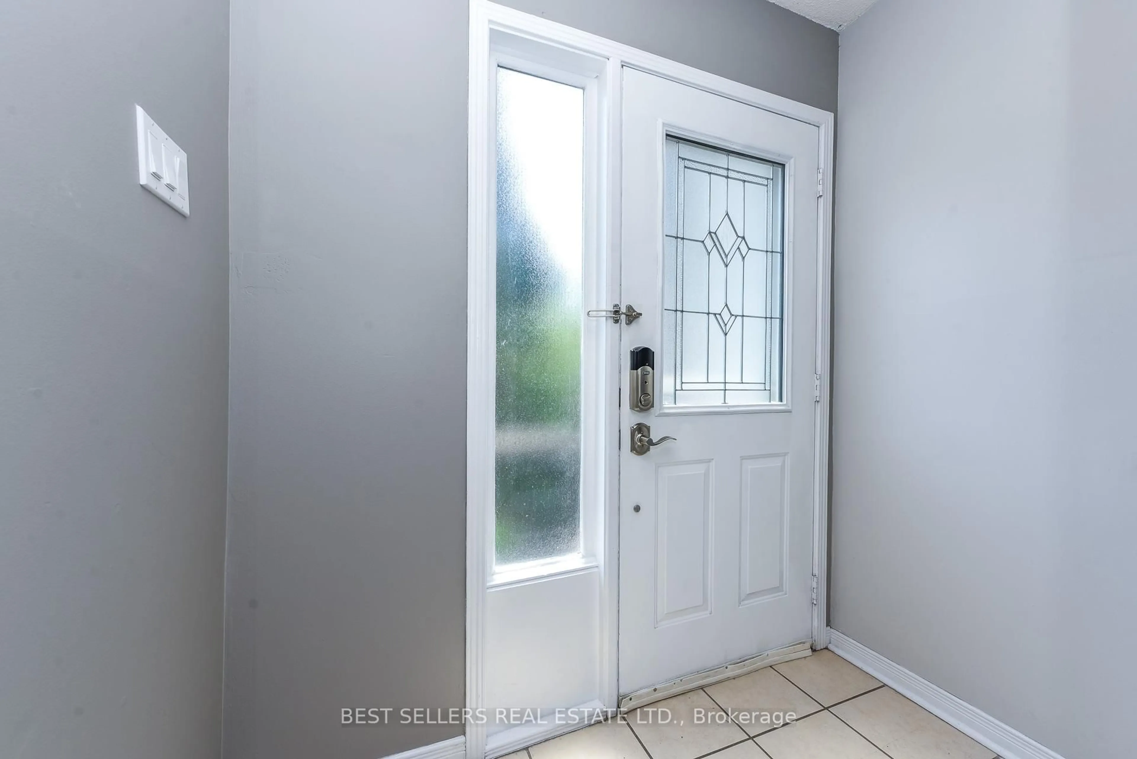Indoor entryway for 12 Ashton Cres #12, Brampton Ontario L6S 3J9