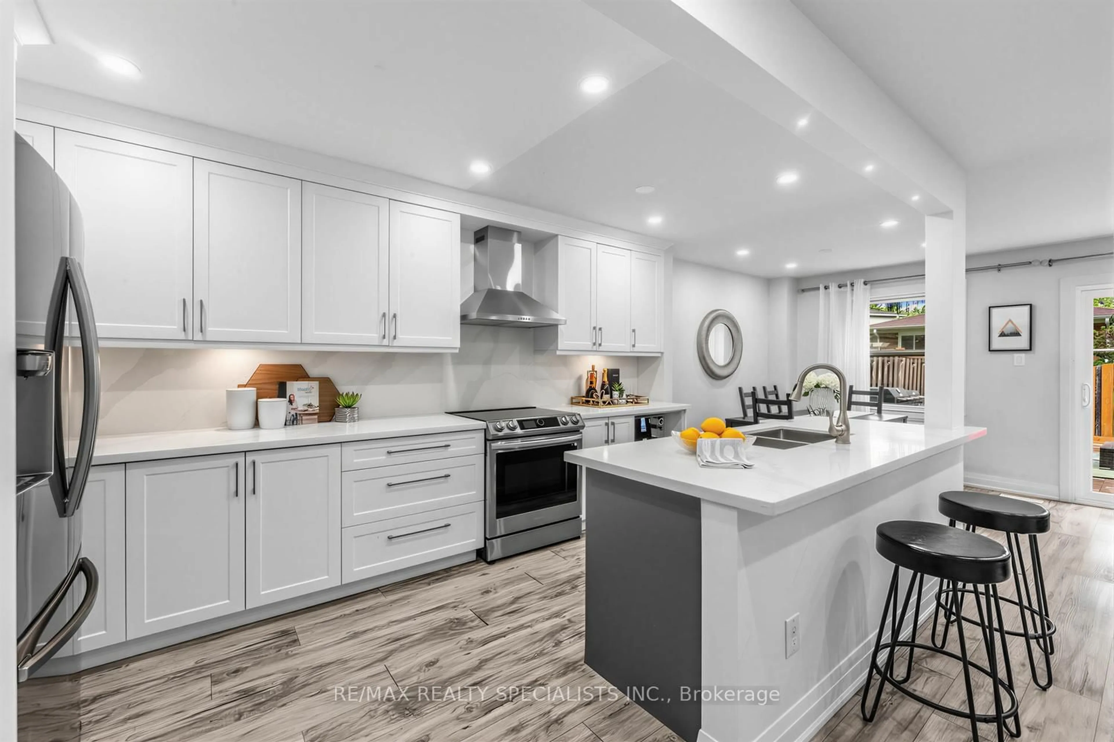 Open concept kitchen, ceramic/tile floor for 405 Hyacinthe Blvd #7, Mississauga Ontario L5A 3N1