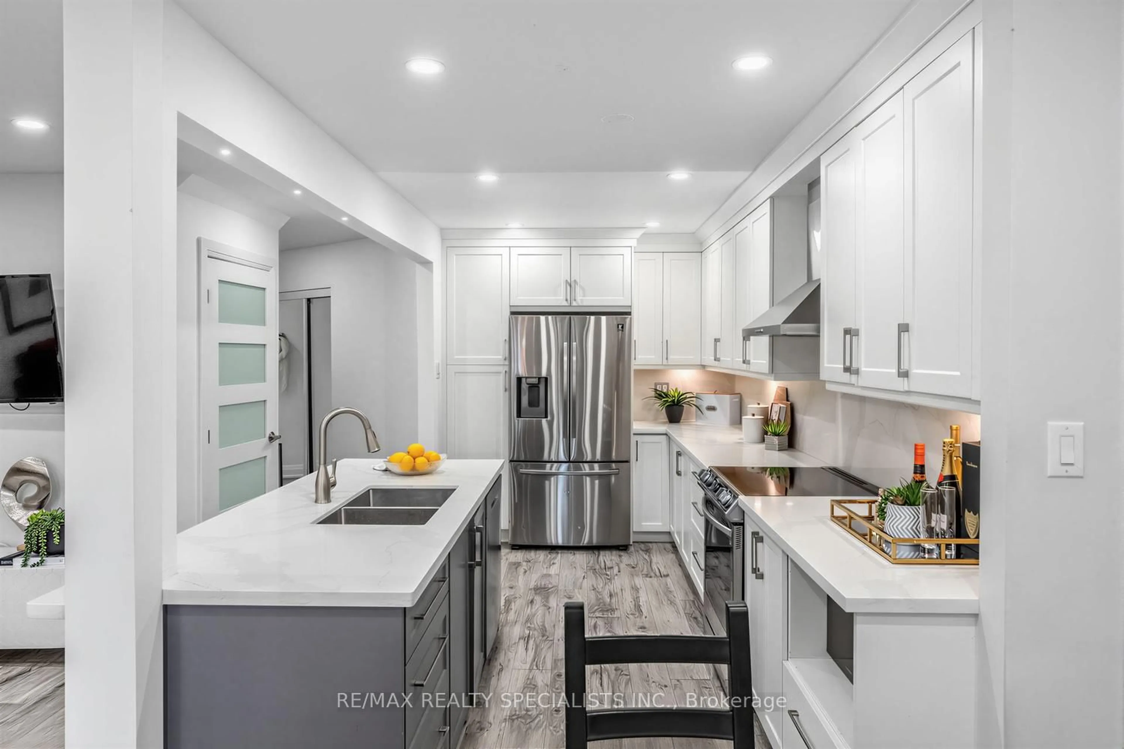 Contemporary kitchen, ceramic/tile floor for 405 Hyacinthe Blvd #7, Mississauga Ontario L5A 3N1