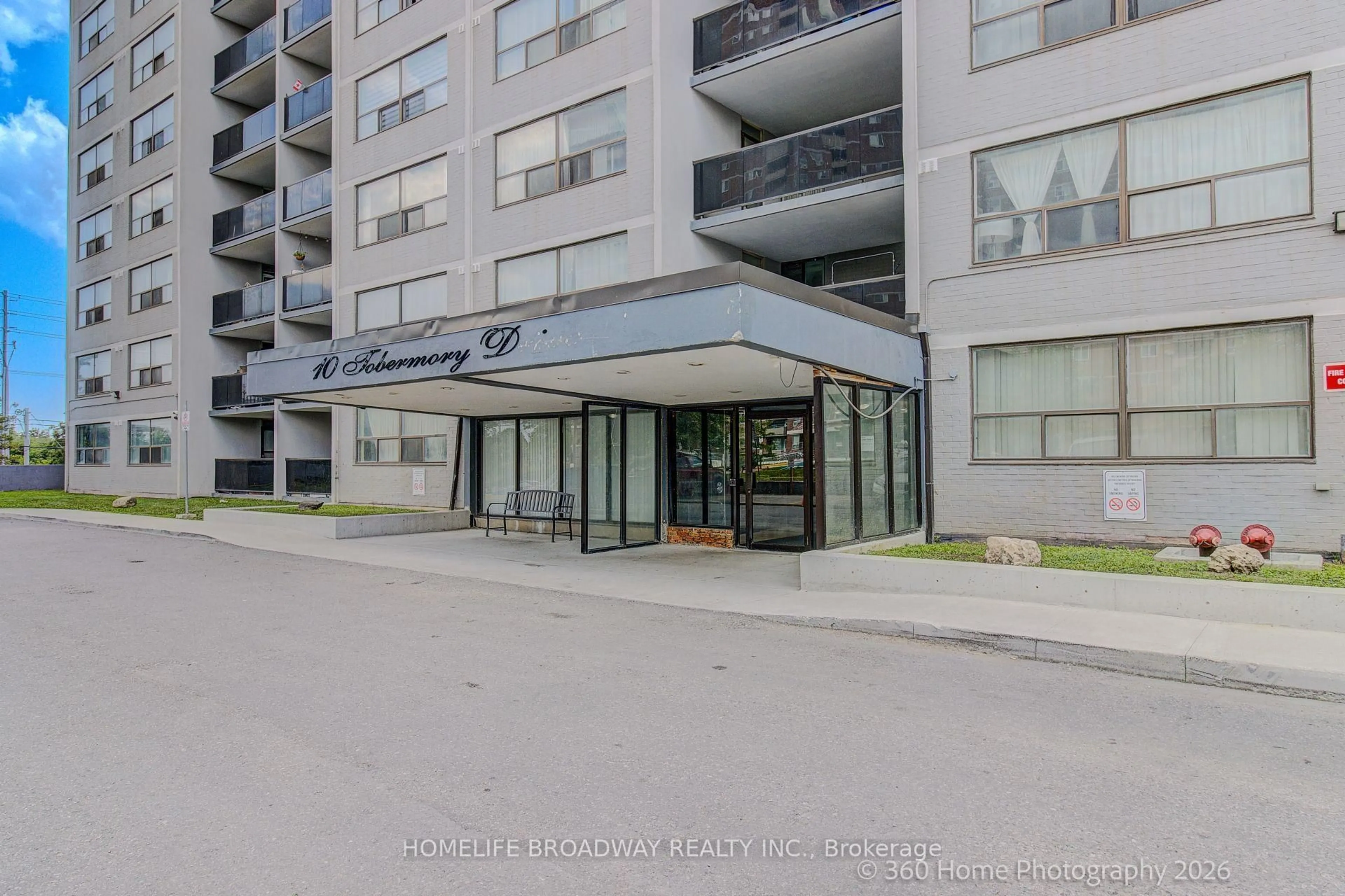 Indoor foyer for 10 Tobermory Dr #512, Toronto Ontario M3N 2Y5