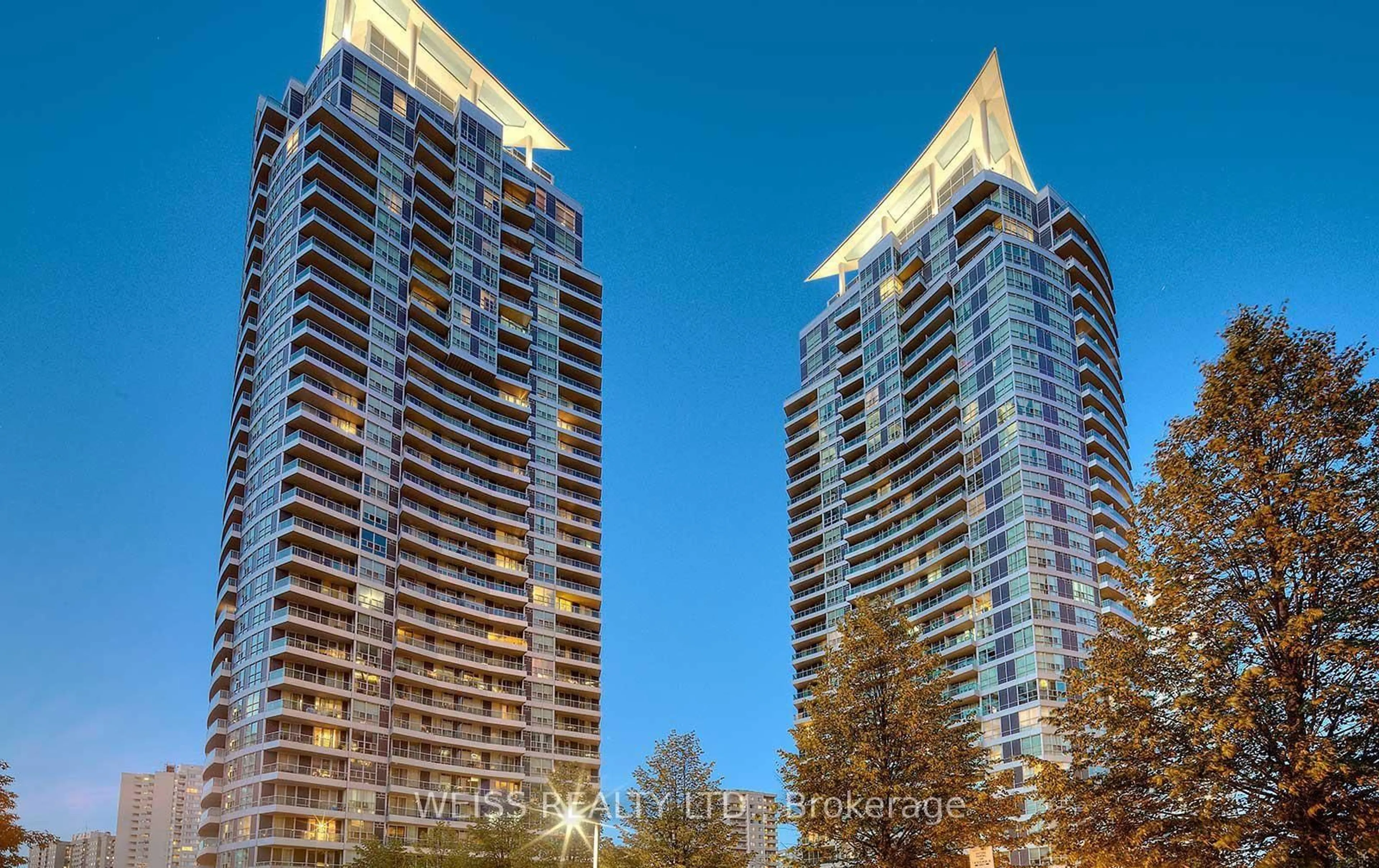 A pic from outside/outdoor area/front of a property/back of a property/a pic from drone, city buildings view from balcony for 33 Elm Dr #310, Mississauga Ontario L5B 4M2
