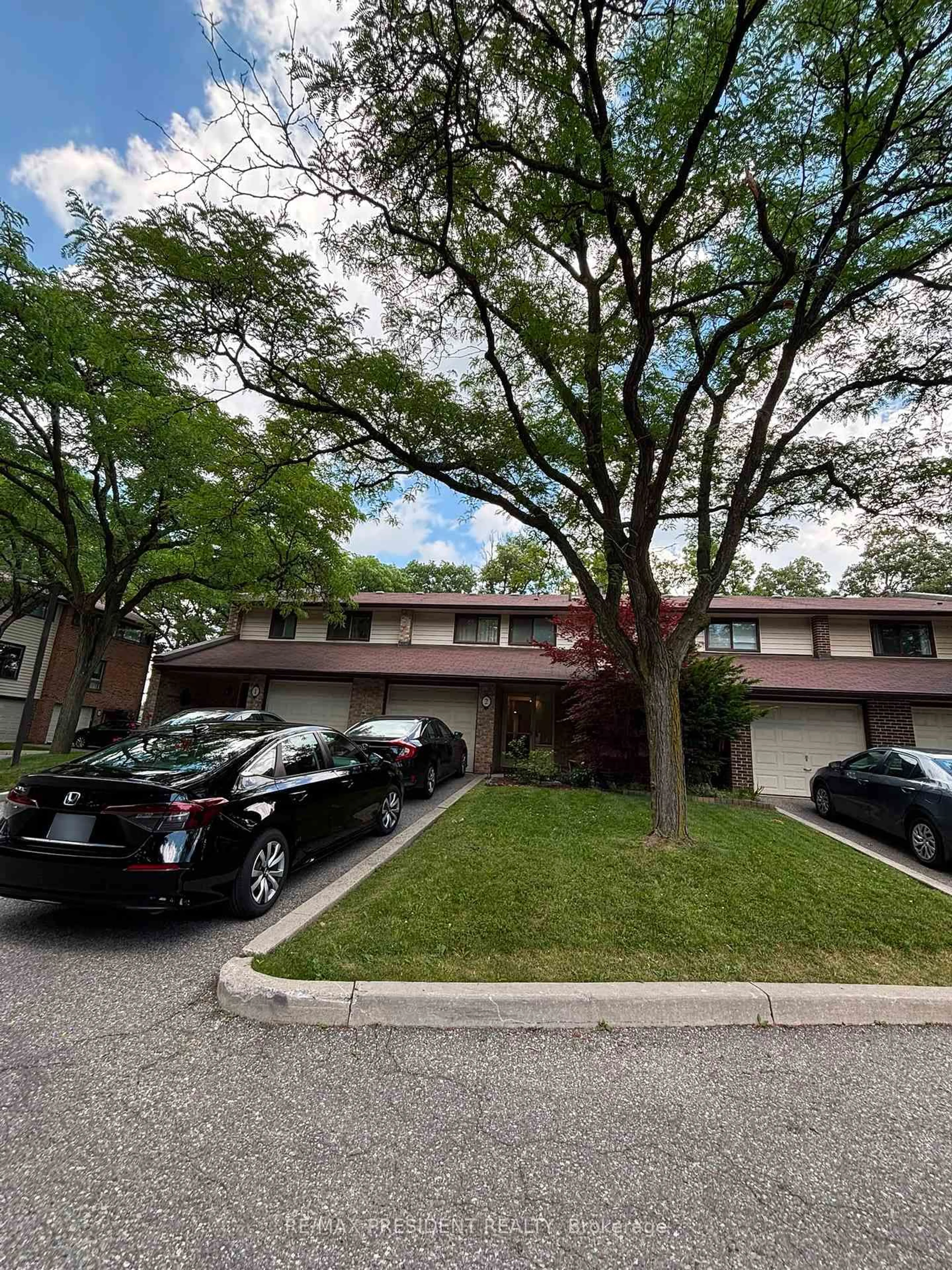 A pic from outside/outdoor area/front of a property/back of a property/a pic from drone, street for 2020 South Millway #2, Mississauga Ontario L5L 1K2