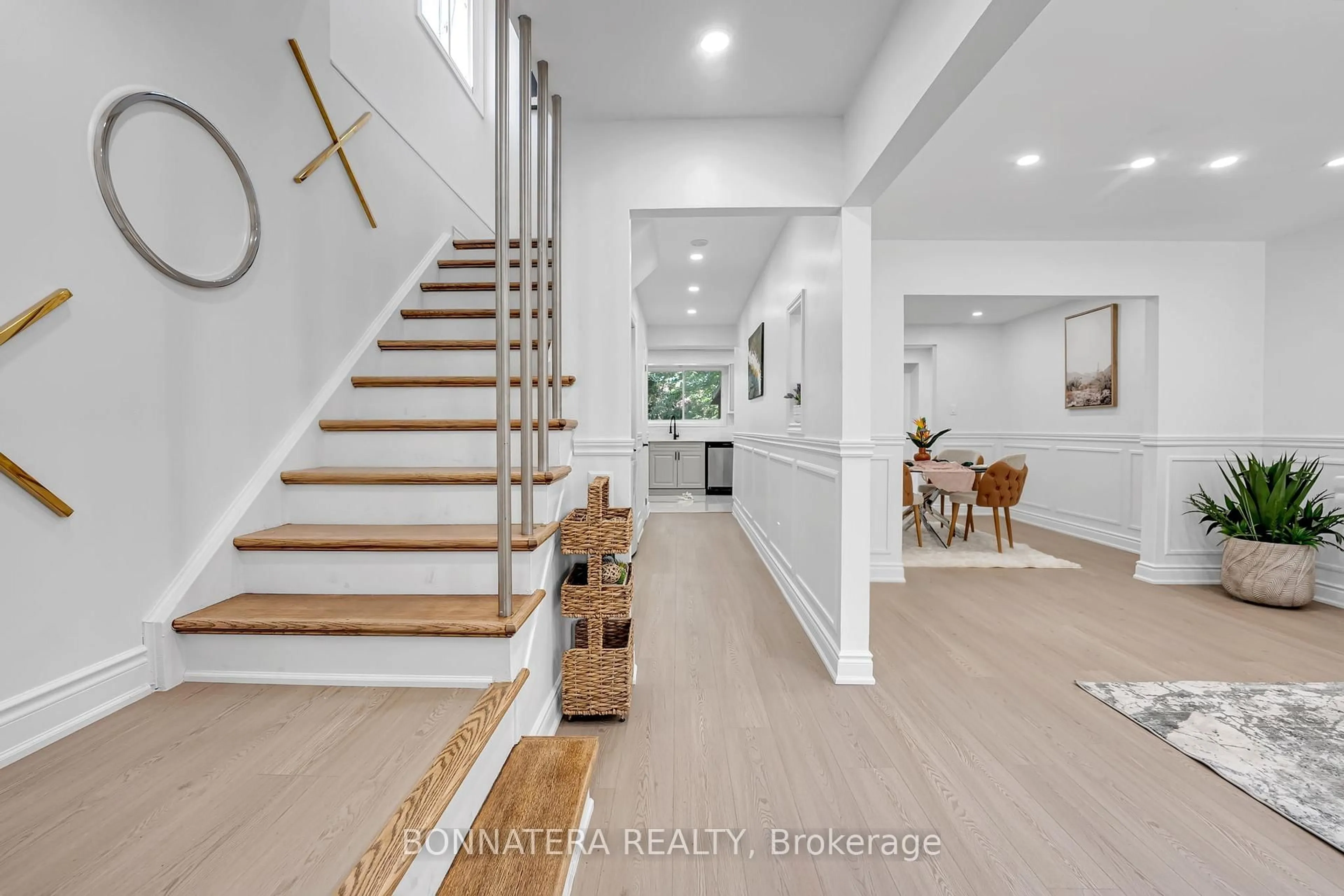 Indoor entryway for 2322 Council Ring Rd, Mississauga Ontario L5L 1C1