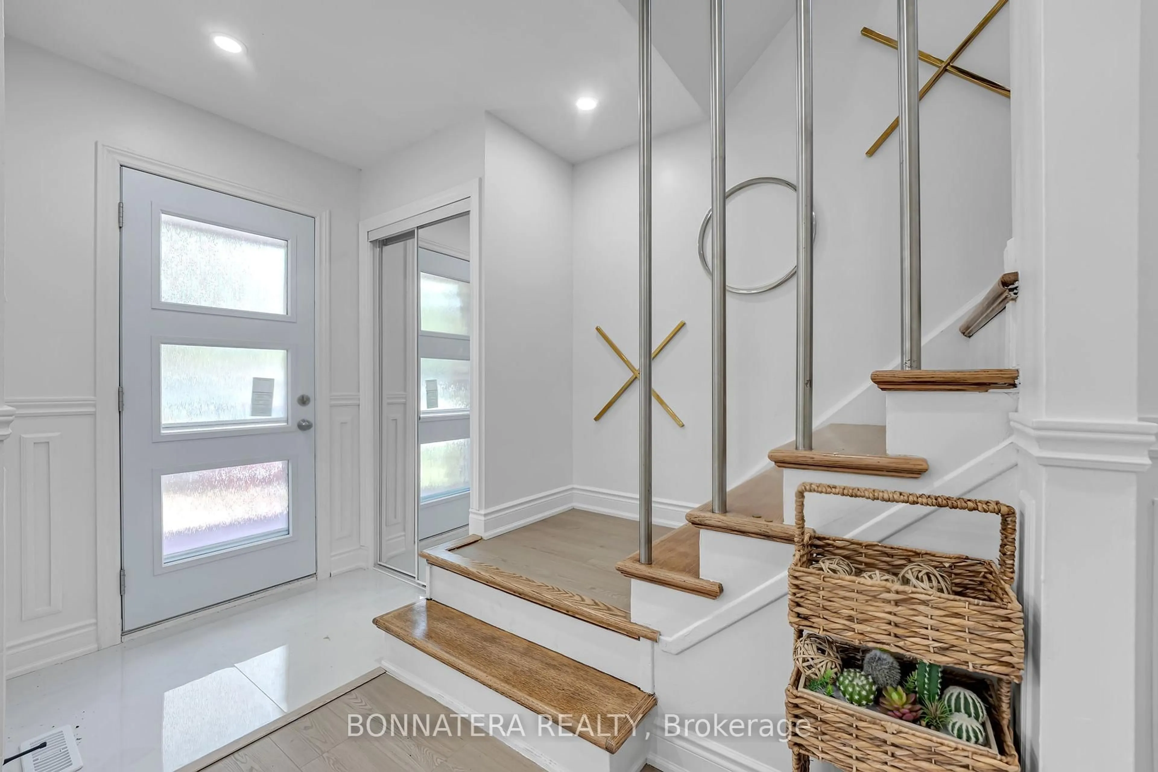 Indoor entryway for 2322 Council Ring Rd, Mississauga Ontario L5L 1C1