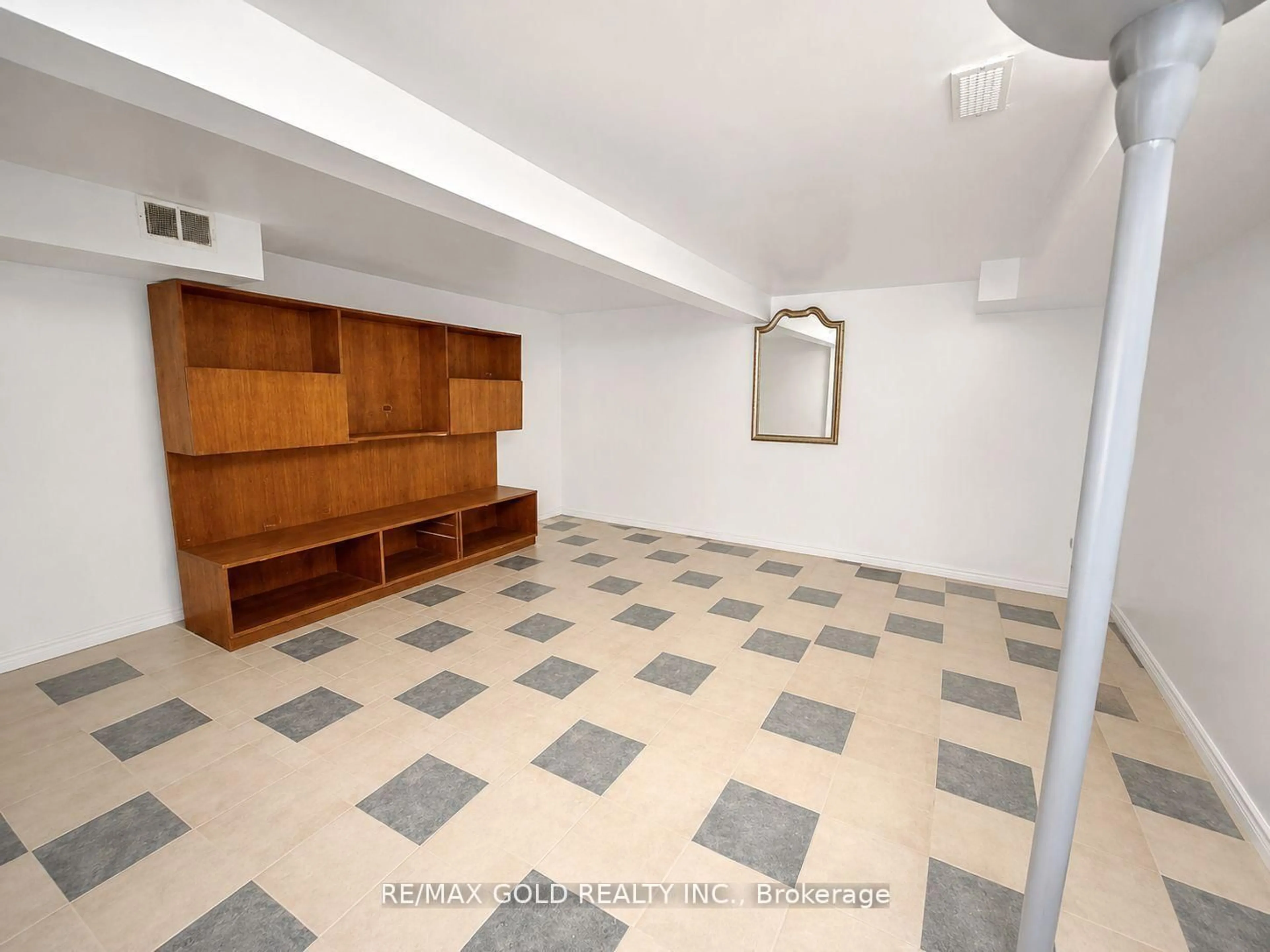 A pic of a room for 15 Huntingwood Cres, Brampton Ontario L6S 1C5