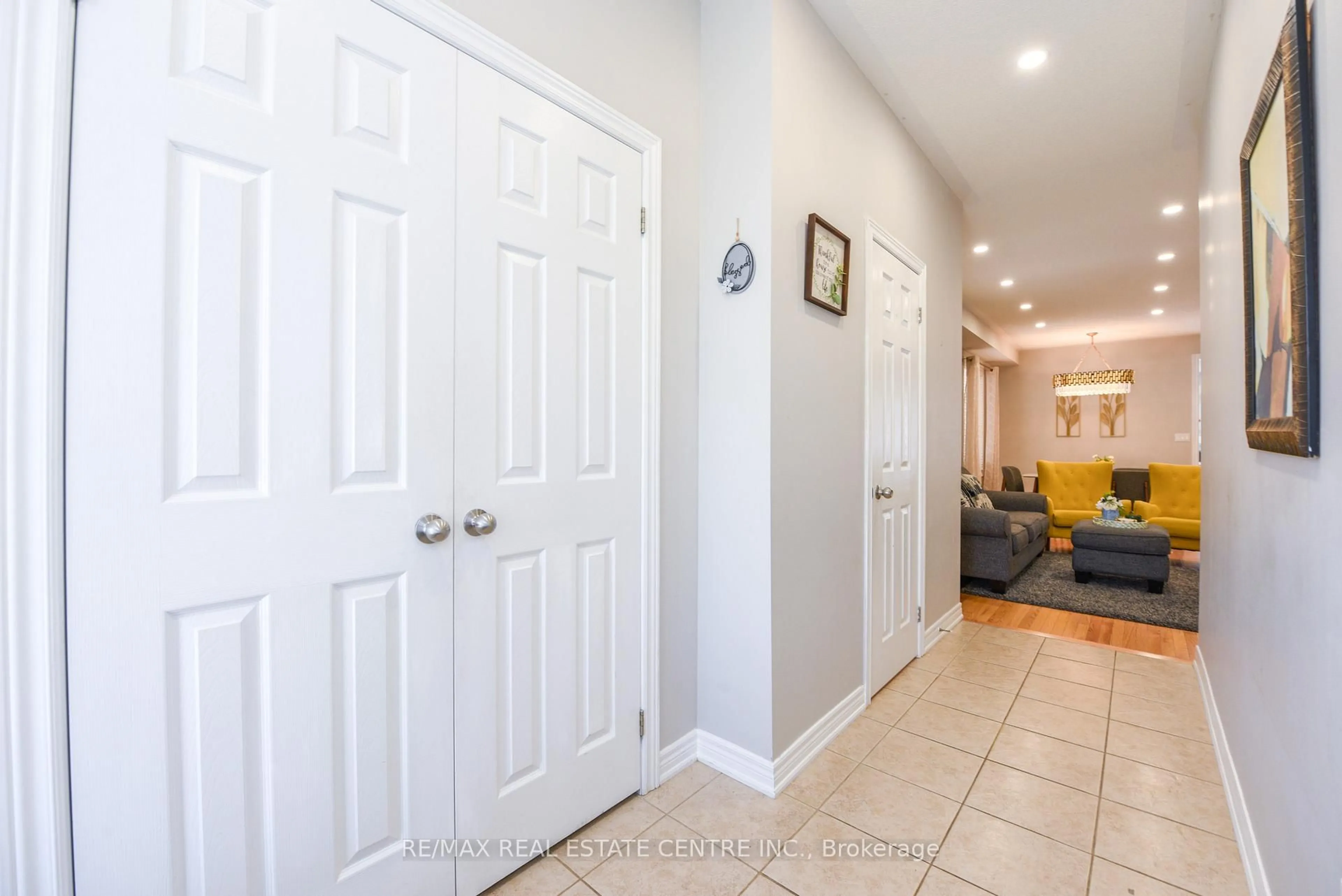 Indoor entryway for 682 Megson Terr, Milton Ontario L9T 8K4