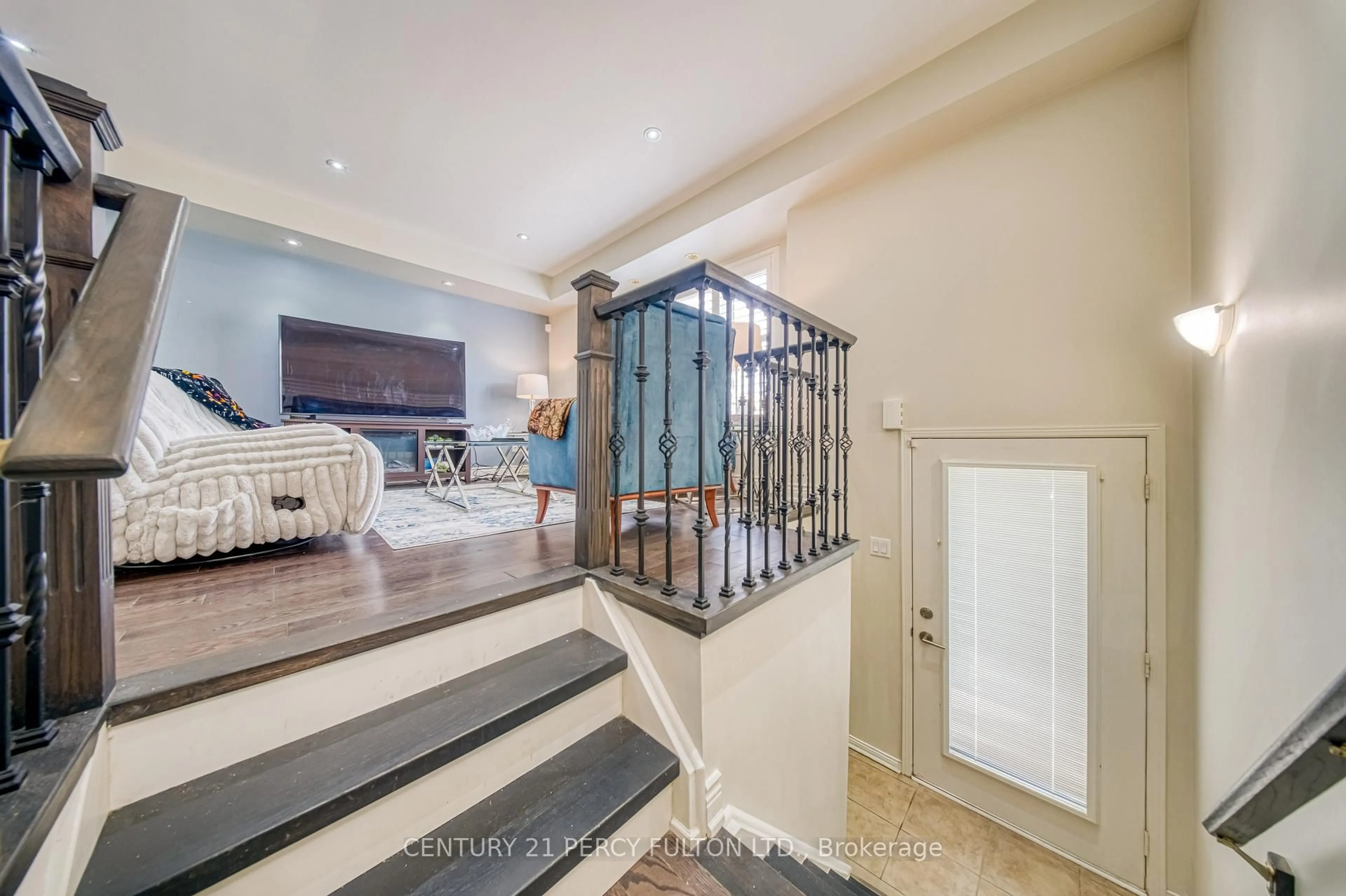 Indoor foyer for 3050 Erin Centre Blvd #67, Mississauga Ontario L5M 0P5