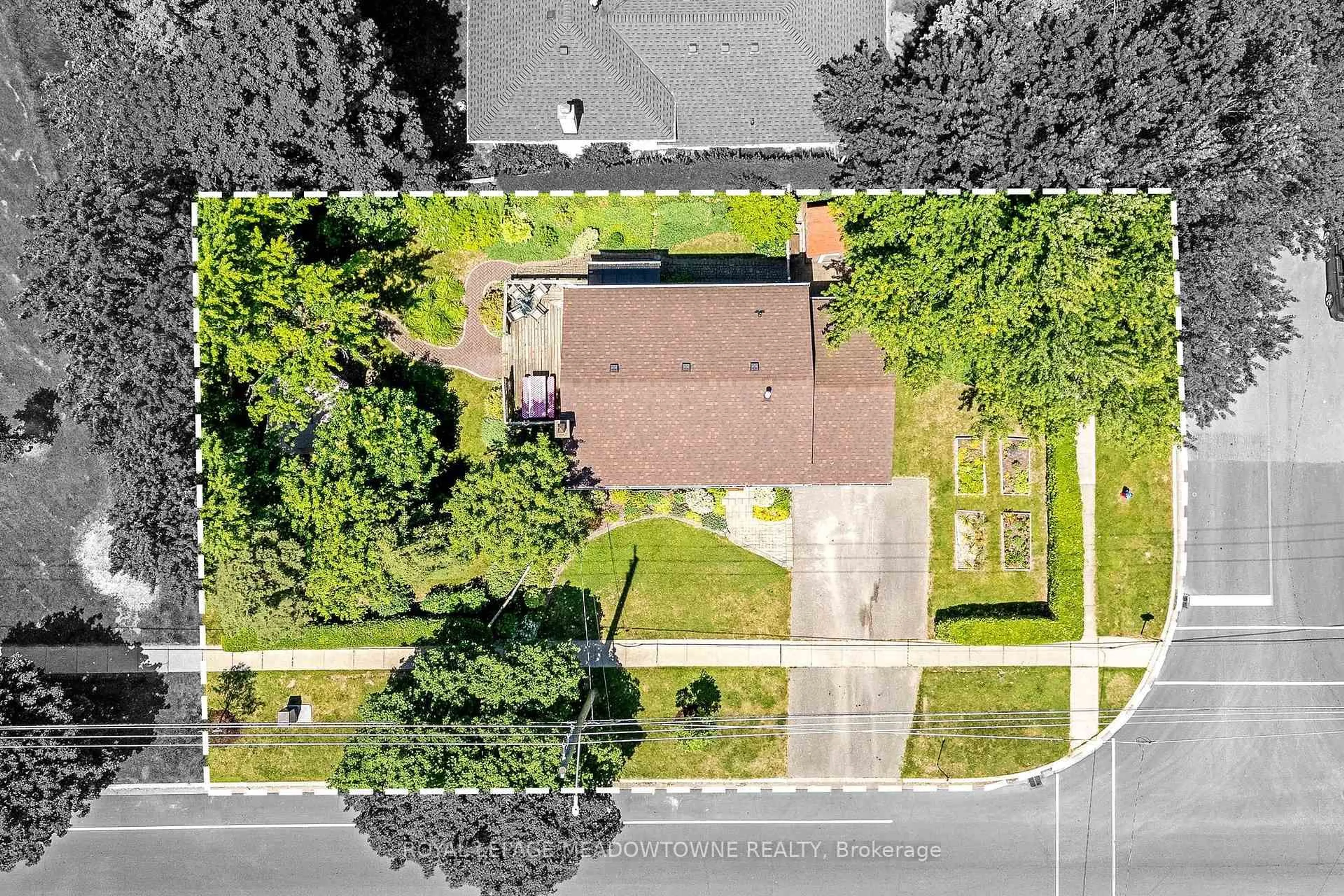 A pic from outside/outdoor area/front of a property/back of a property/a pic from drone, street for 377 Delrex Blvd, Halton Hills Ontario L7G 4H6