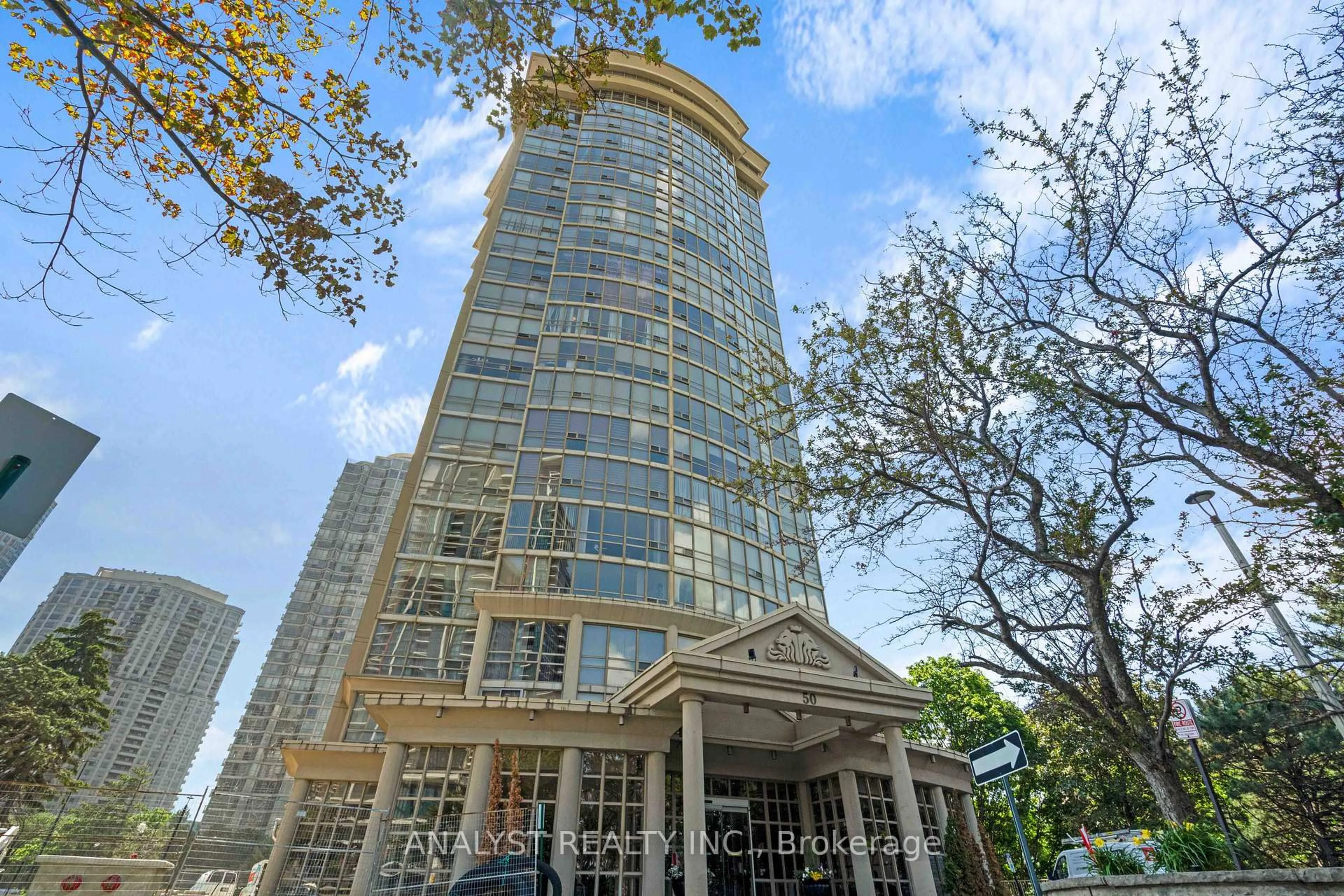 Indoor foyer for 50 Eglinton Ave #909, Mississauga Ontario L5R 3P5