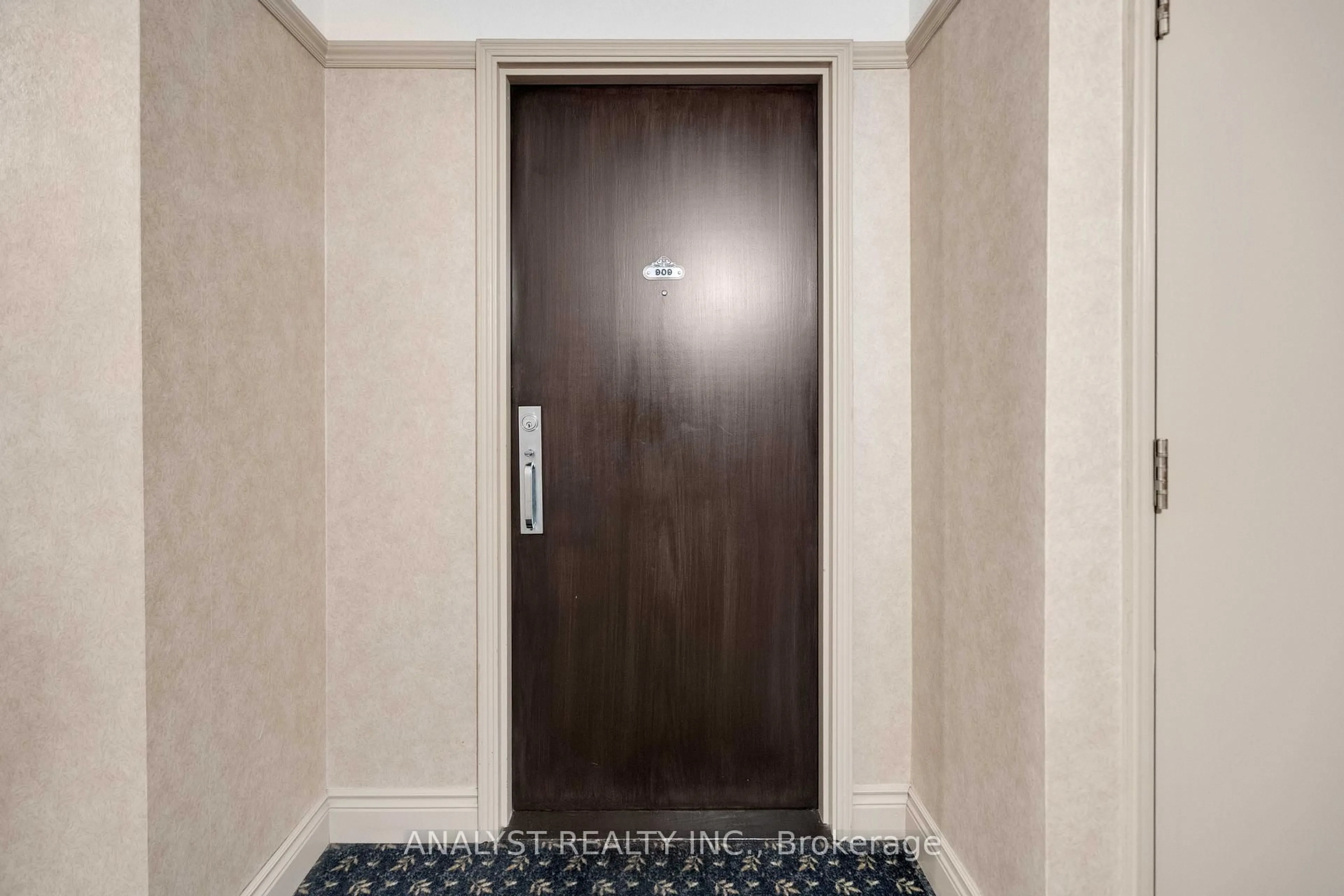 Indoor foyer for 50 Eglinton Ave #909, Mississauga Ontario L5R 3P5