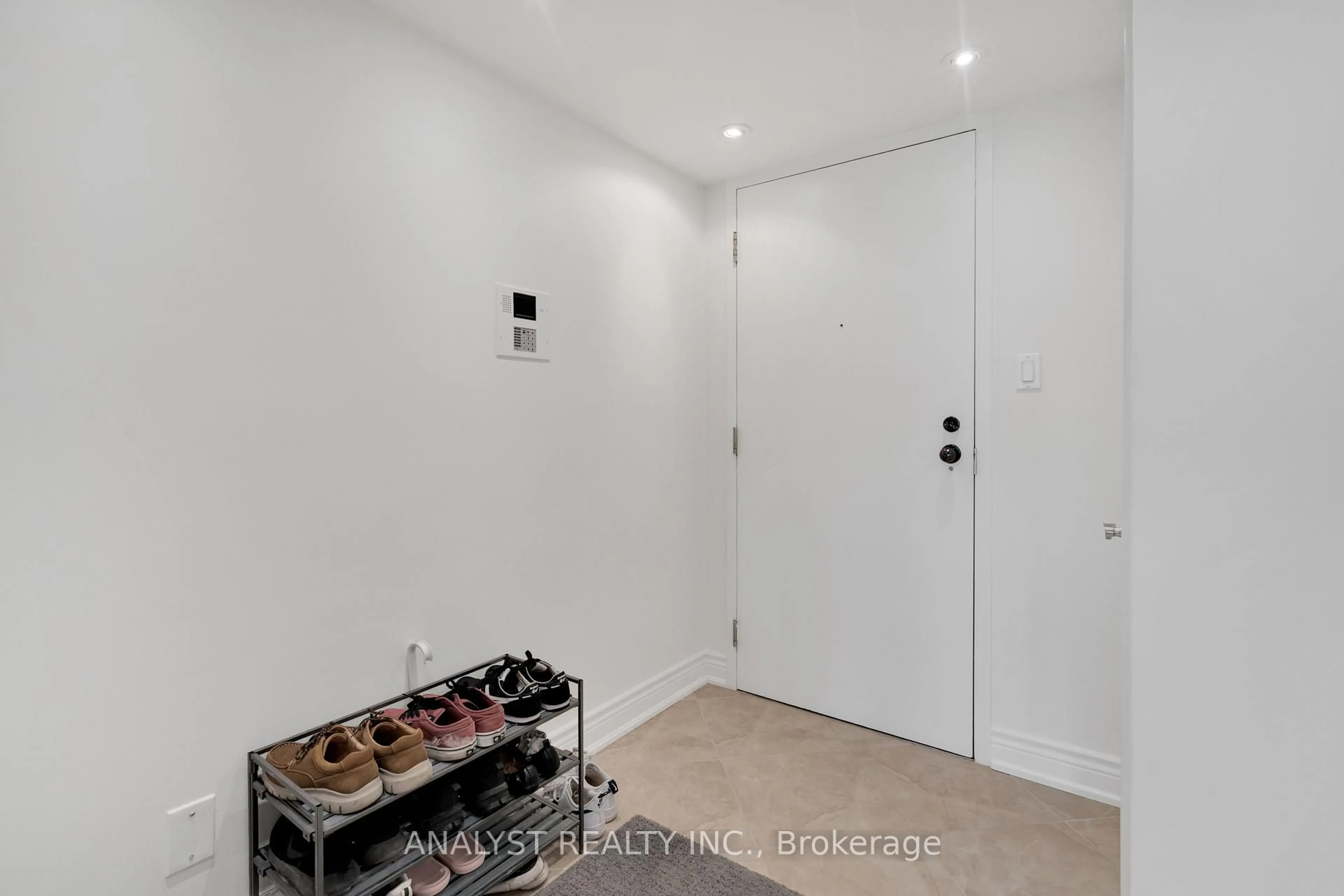 Indoor entryway for 50 Eglinton Ave #909, Mississauga Ontario L5R 3P5