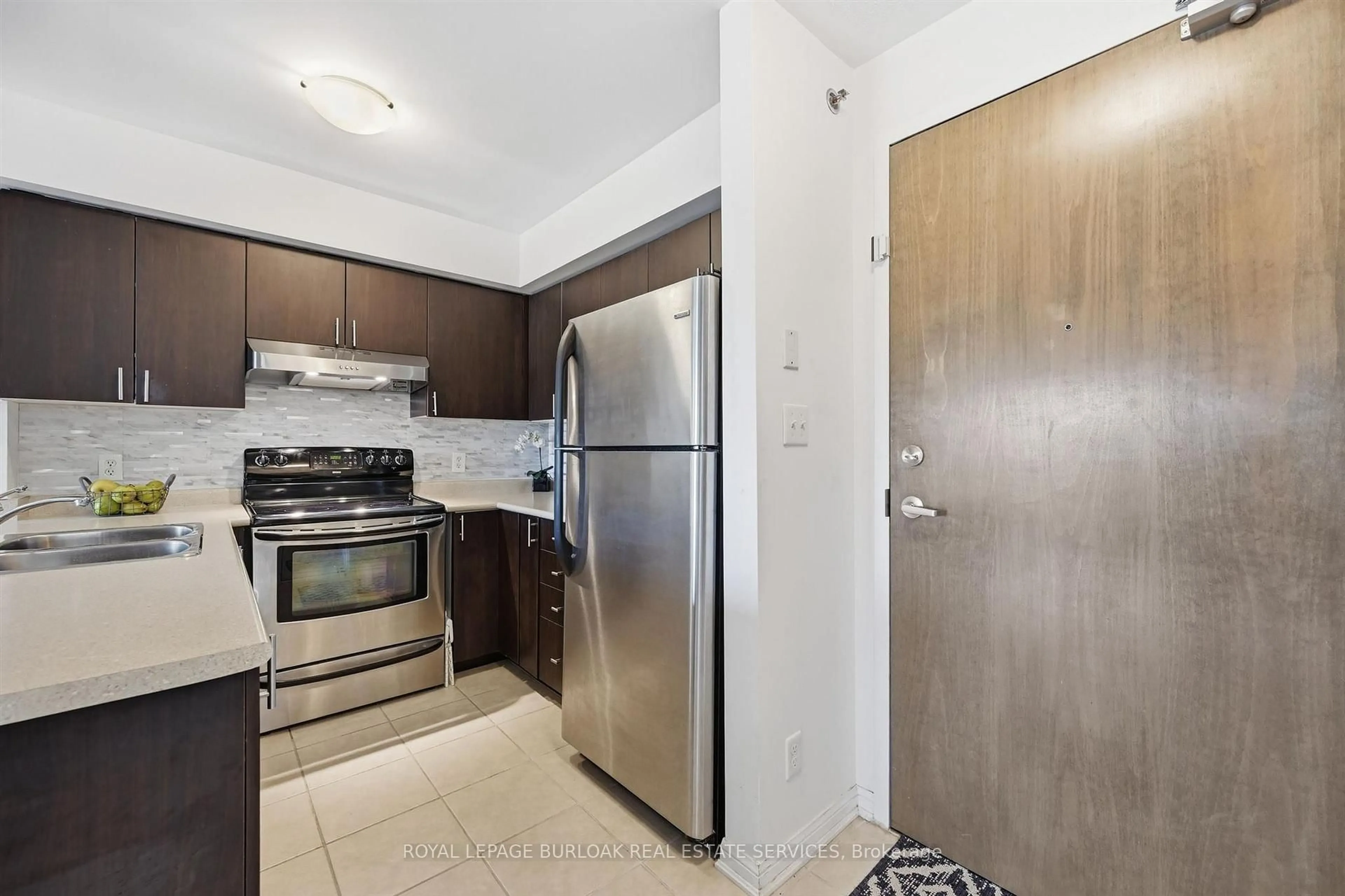 Standard kitchen, unknown for 3060 Rotary Way #303, Burlington Ontario L7M 0G9