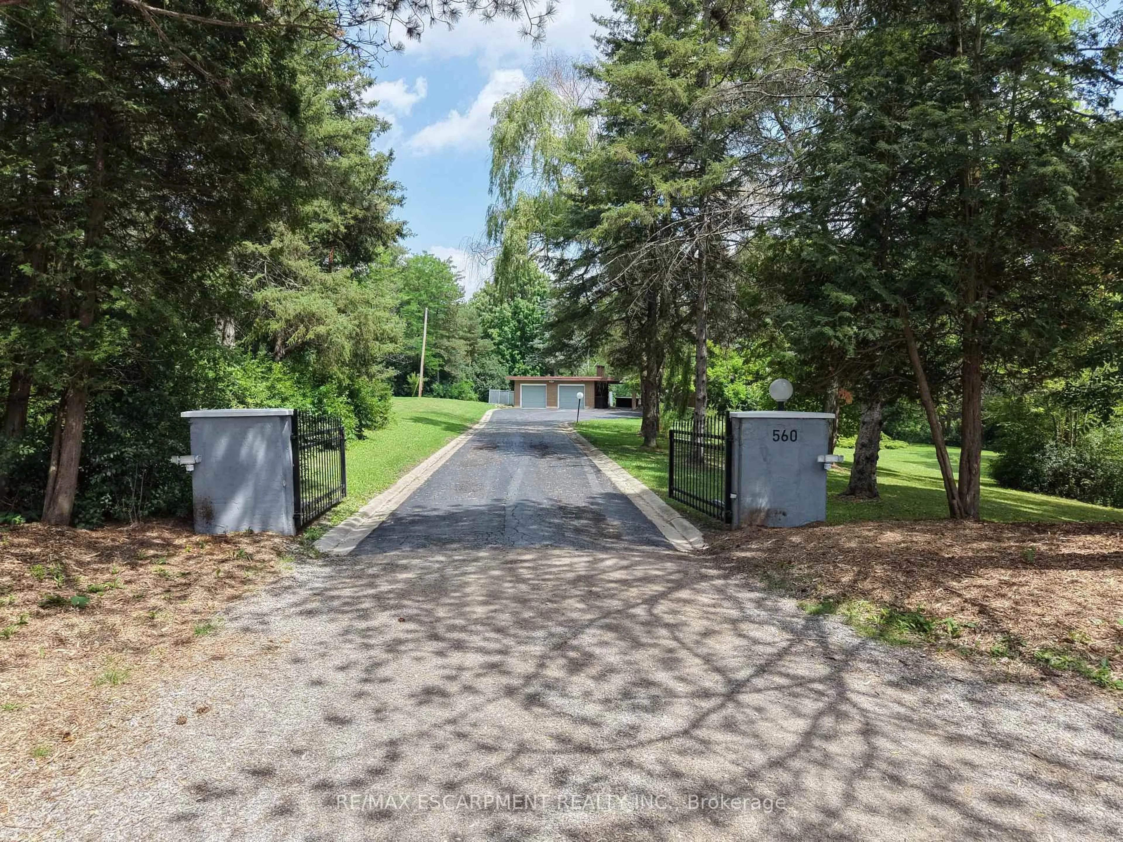 A pic from outside/outdoor area/front of a property/back of a property/a pic from drone, street for 560 CRANE Crt, Burlington Ontario L7P 4Y8