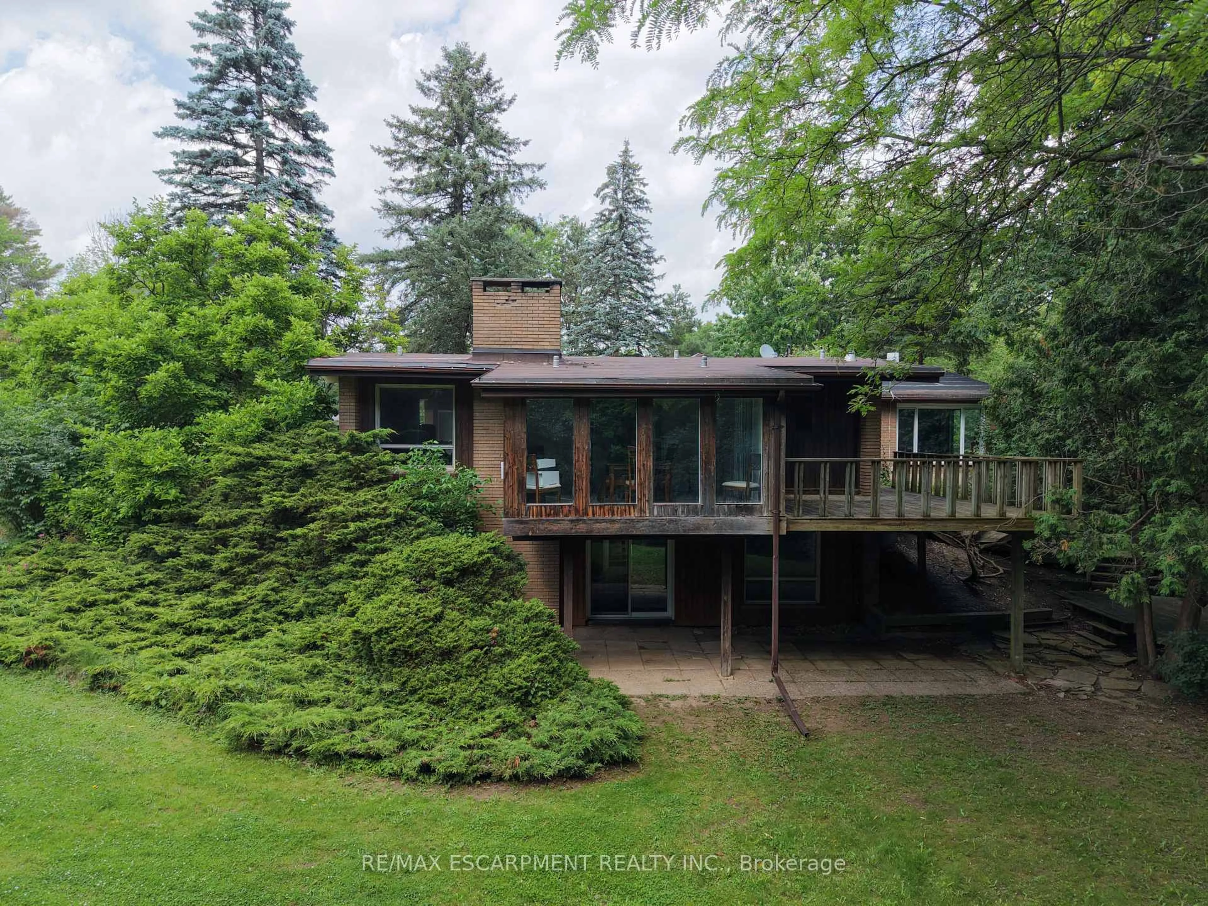 A pic from outside/outdoor area/front of a property/back of a property/a pic from drone, forest/trees view for 560 CRANE Crt, Burlington Ontario L7P 4Y8