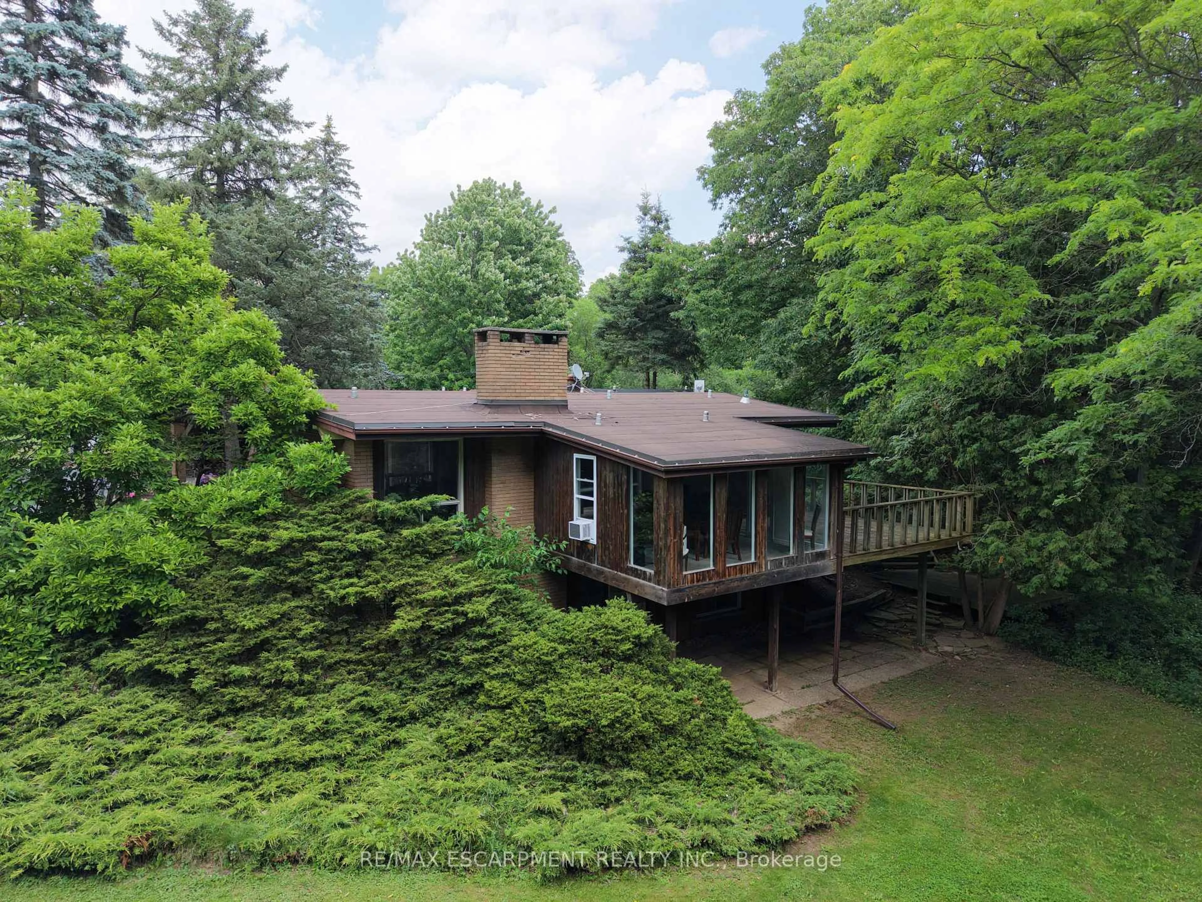A pic from outside/outdoor area/front of a property/back of a property/a pic from drone, forest/trees view for 560 CRANE Crt, Burlington Ontario L7P 4Y8