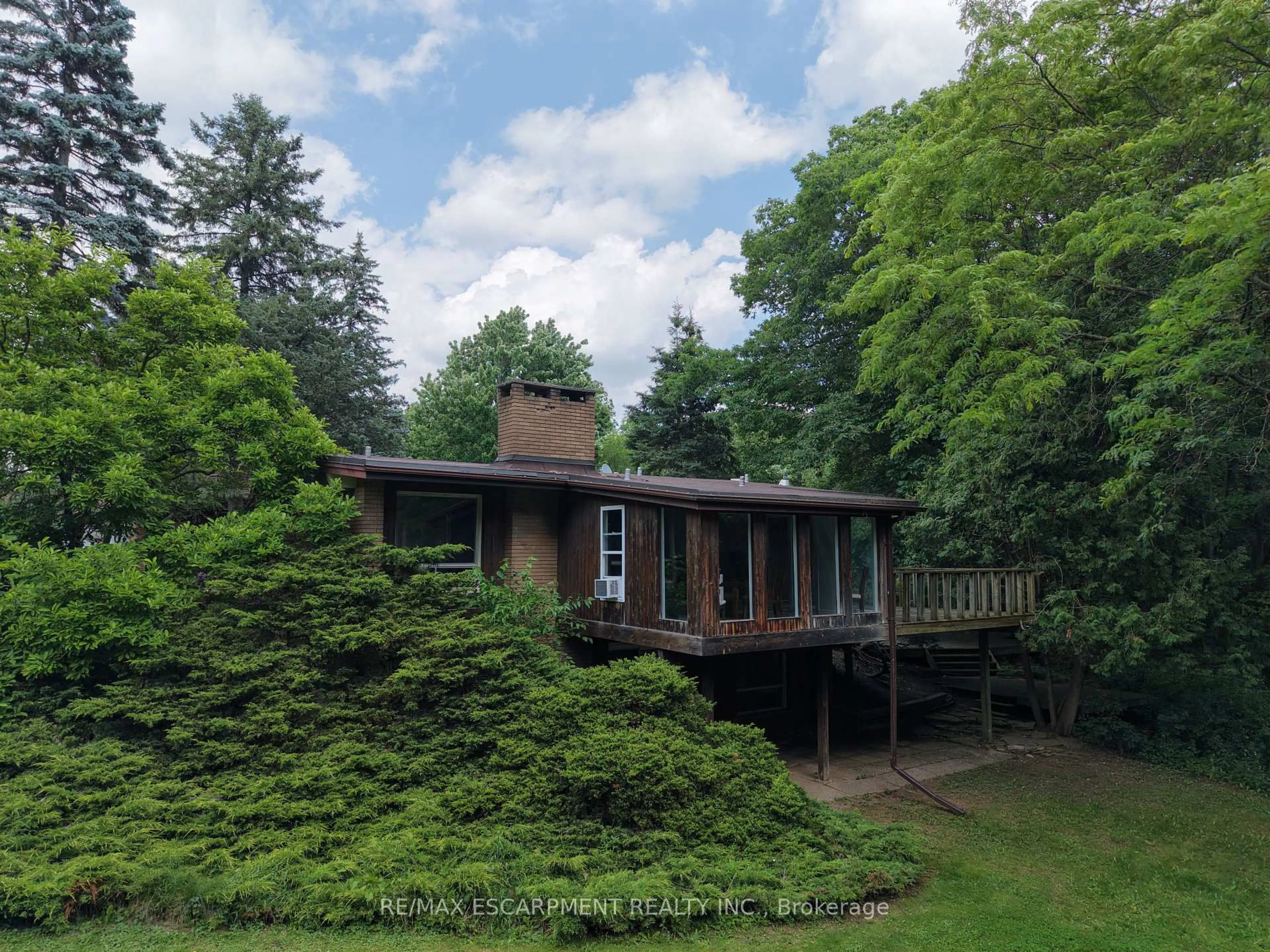 A pic from outside/outdoor area/front of a property/back of a property/a pic from drone, forest/trees view for 560 CRANE Crt, Burlington Ontario L7P 4Y8