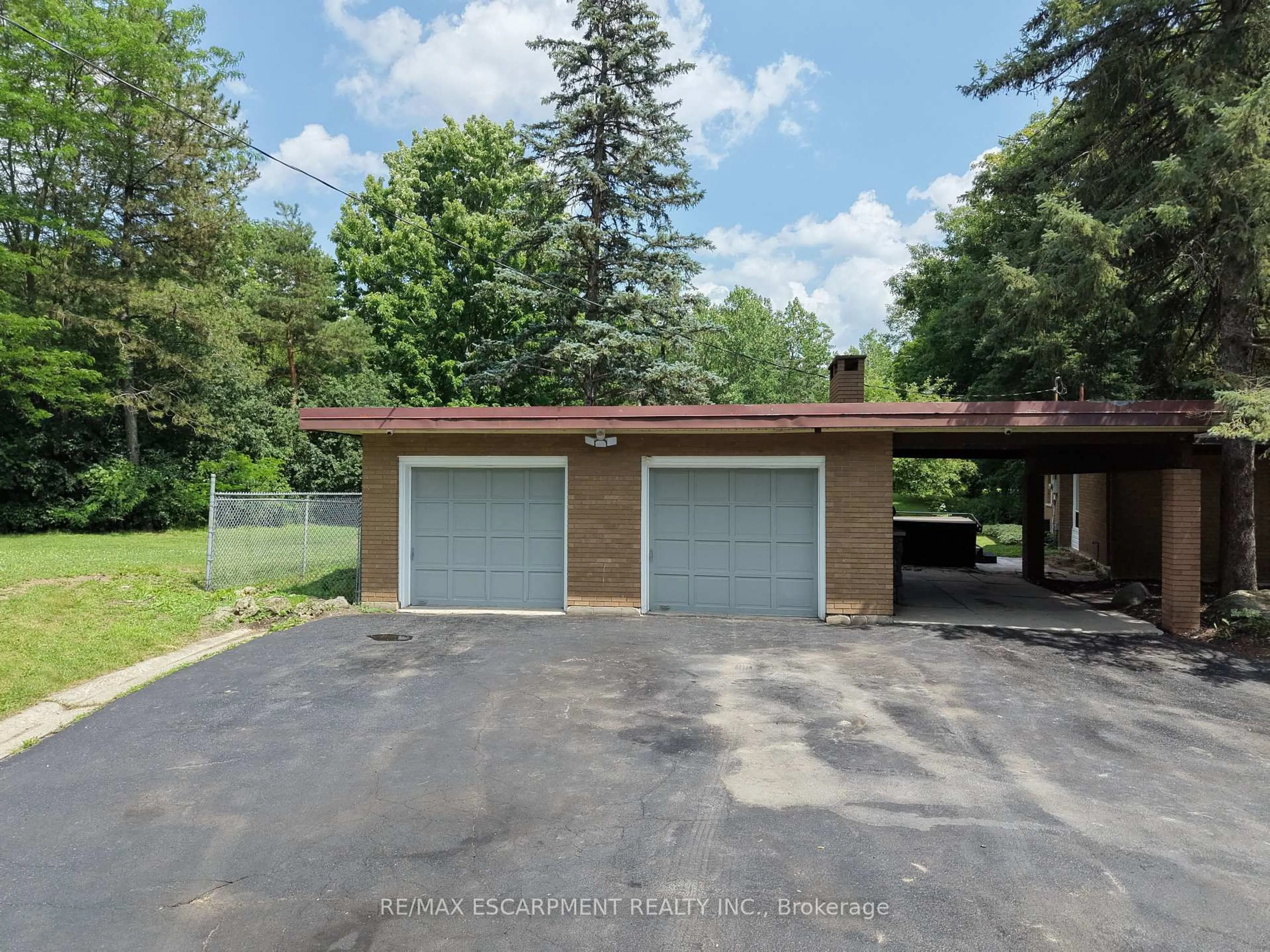 Indoor garage for 560 CRANE Crt, Burlington Ontario L7P 4Y8