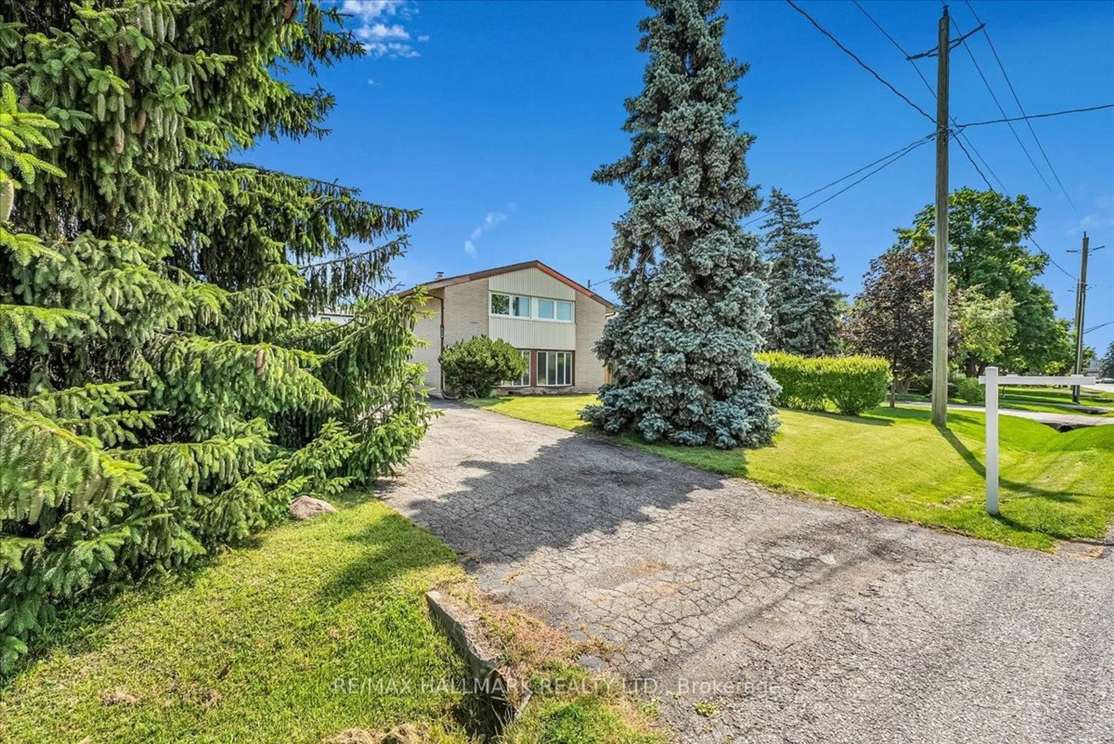 A pic from outside/outdoor area/front of a property/back of a property/a pic from drone, street for 433 Seabourne Dr, Oakville Ontario L6L 4E9