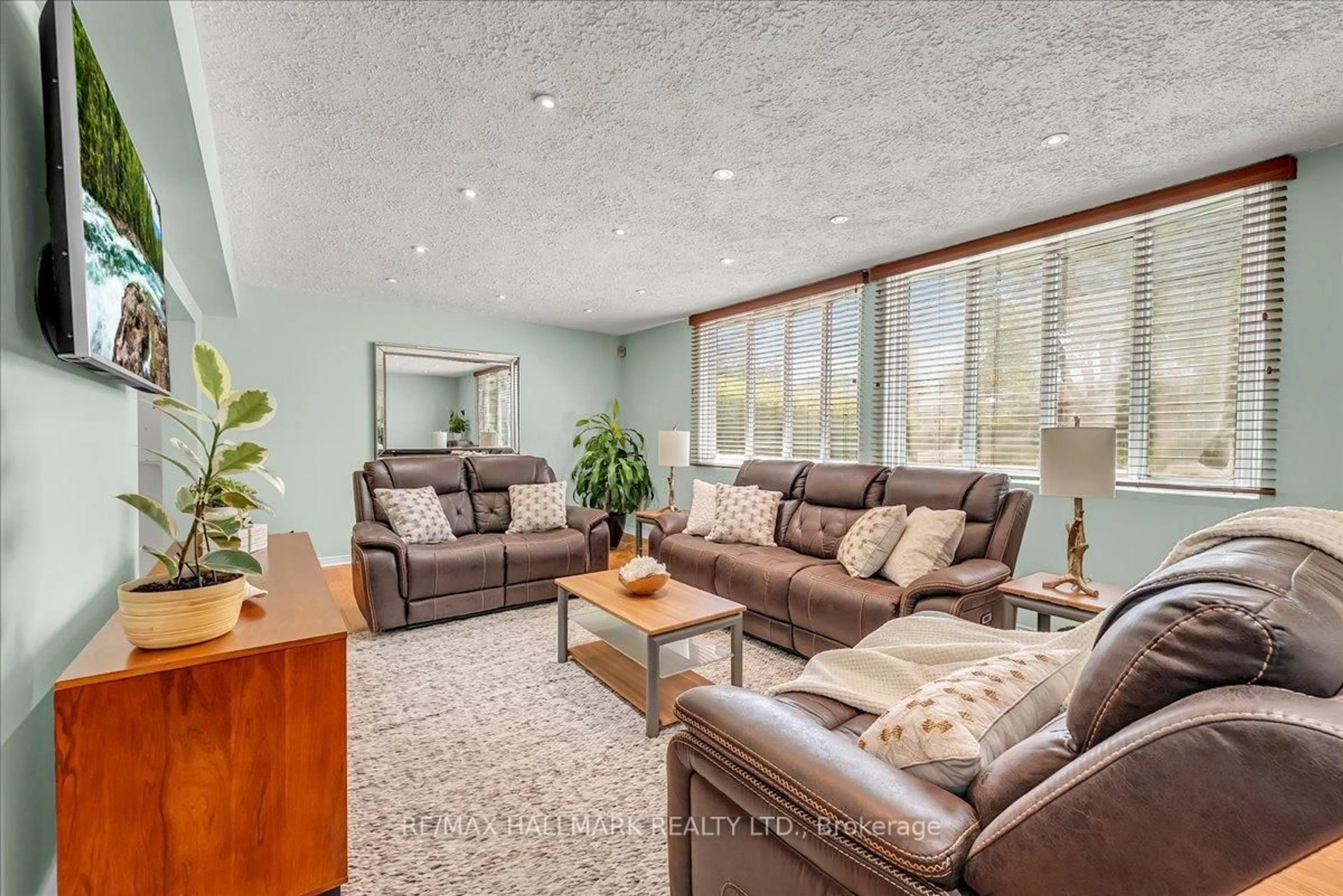 Living room with furniture, unknown for 433 Seabourne Dr, Oakville Ontario L6L 4E9