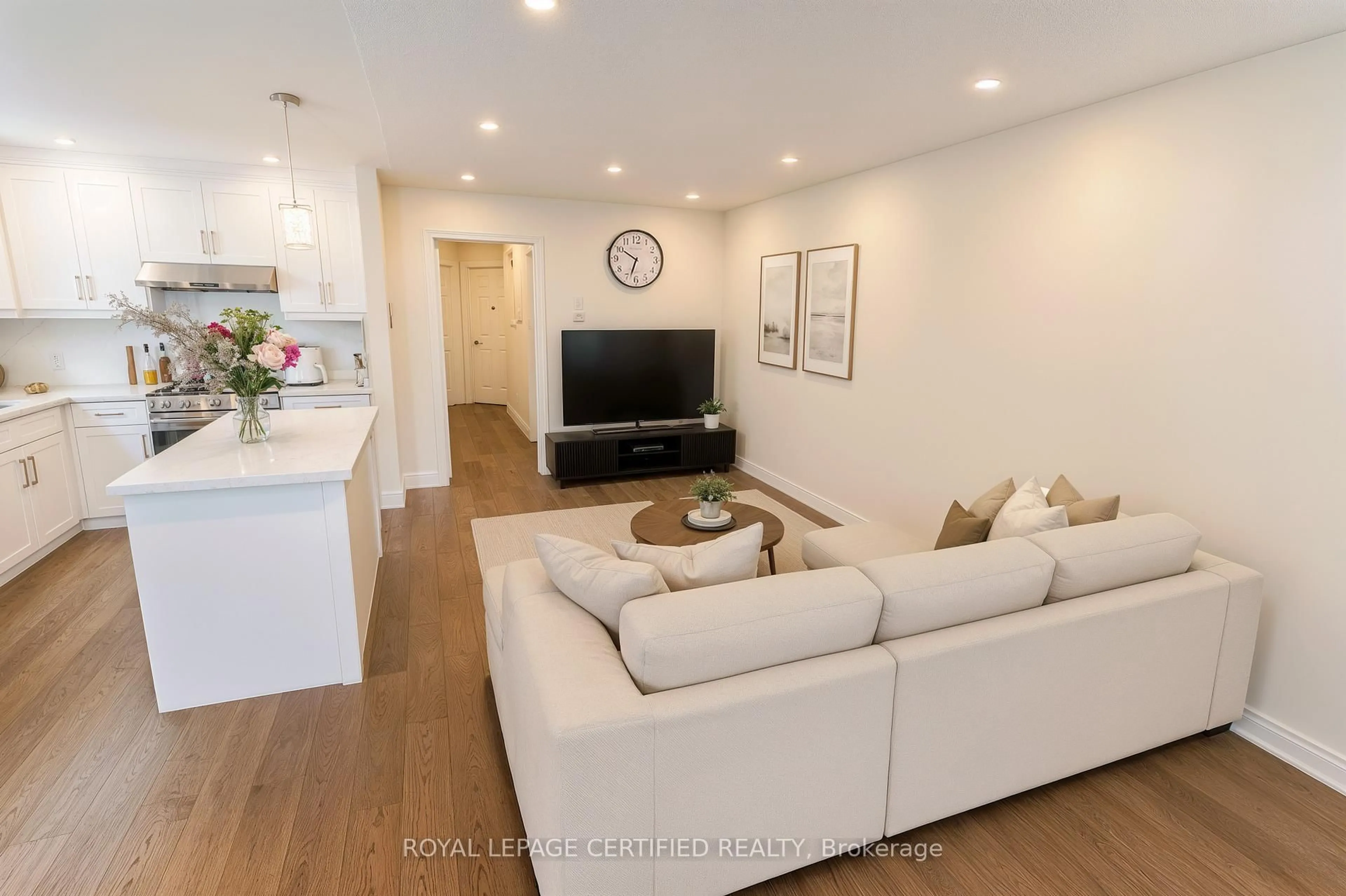 Living room with furniture, wood/laminate floor for 3891 Freeman Terr, Mississauga Ontario L5M 6R1