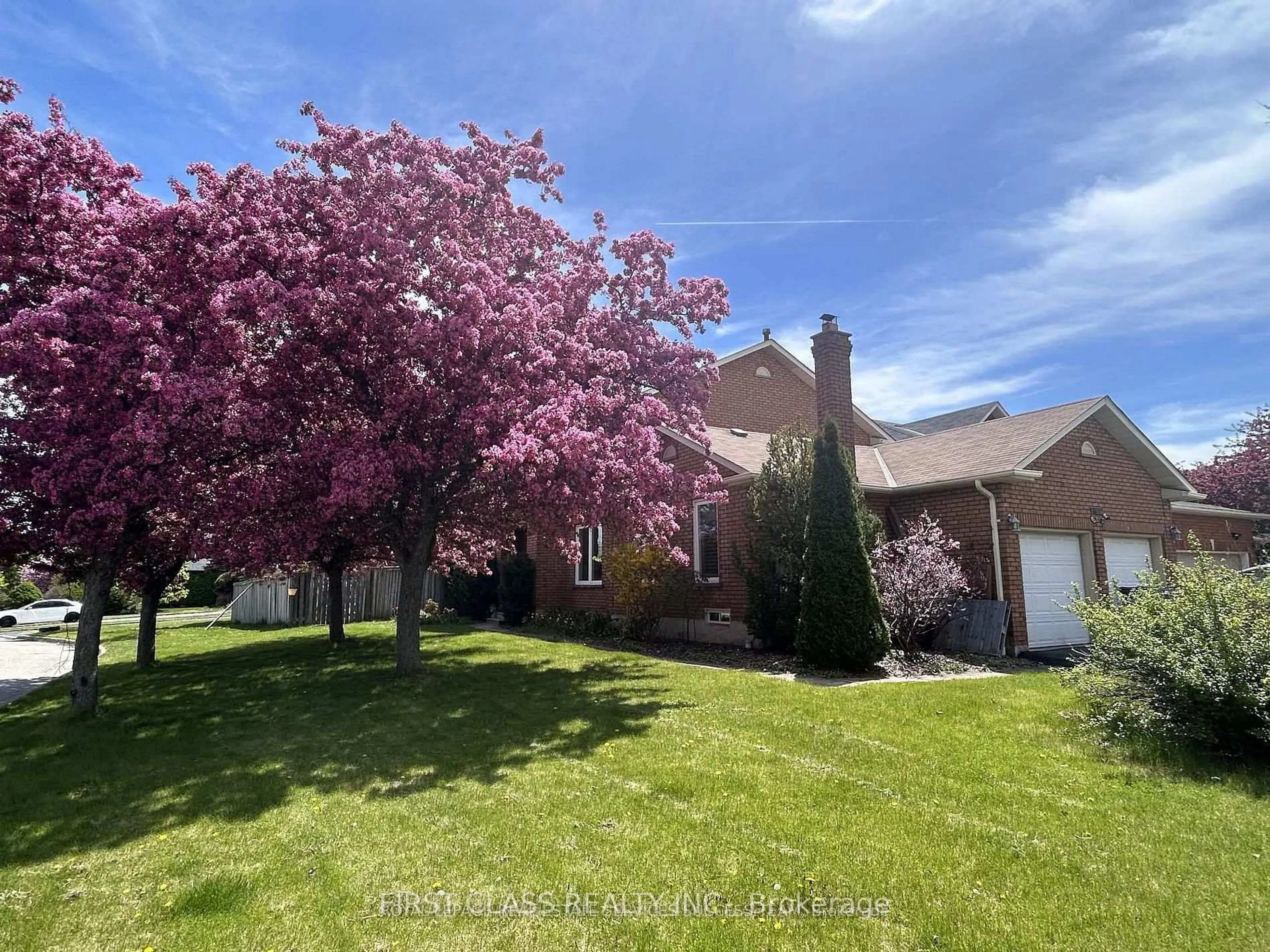 A pic from outside/outdoor area/front of a property/back of a property/a pic from drone, street for 2360 Credit Valley Rd, Mississauga Ontario L5M 4C9