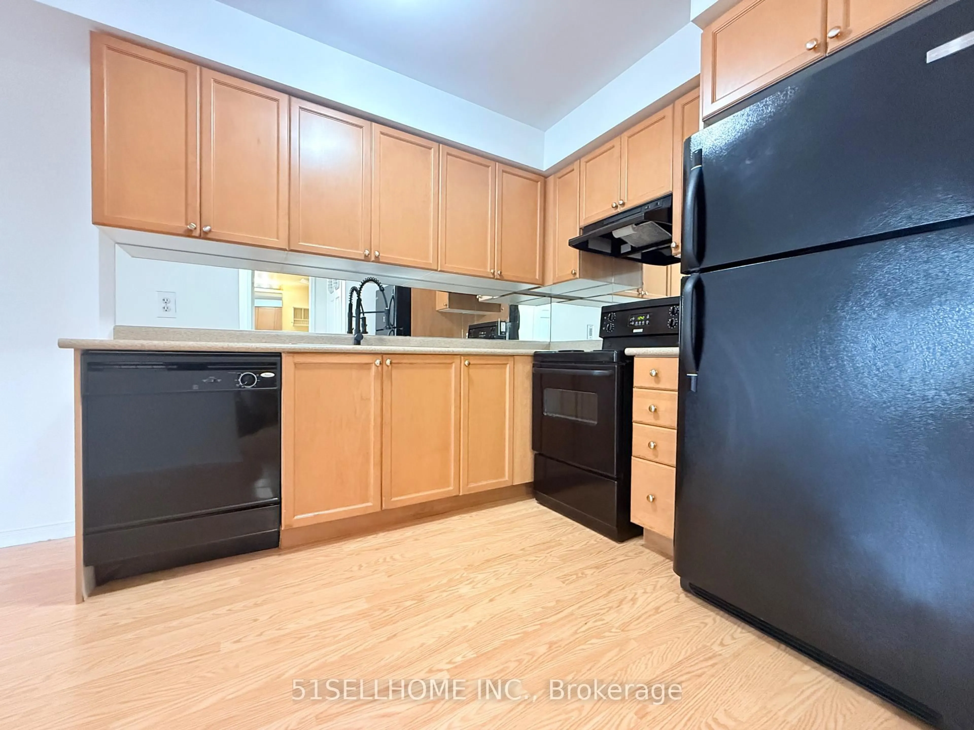 Standard kitchen, unknown for 4975 Southampton Dr #195, Mississauga Ontario L5M 8E1