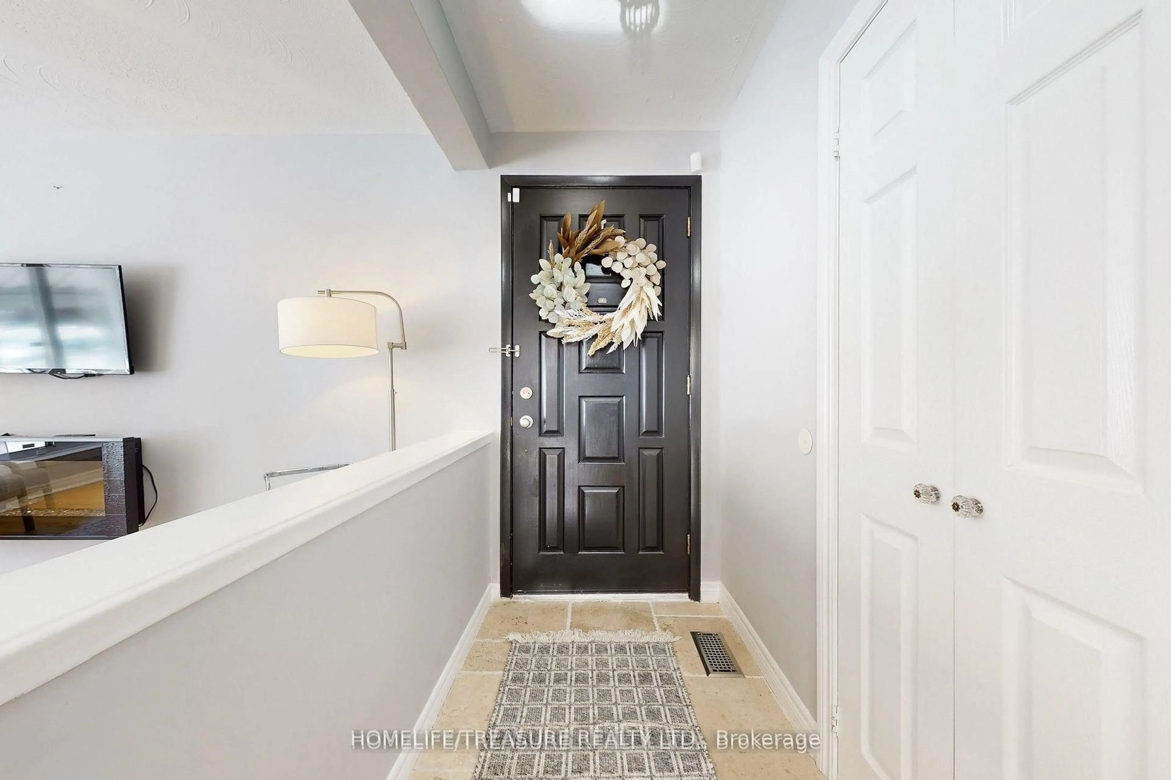 Indoor entryway for 19 BRAMPTON Rd, Toronto Ontario M9R 3J3