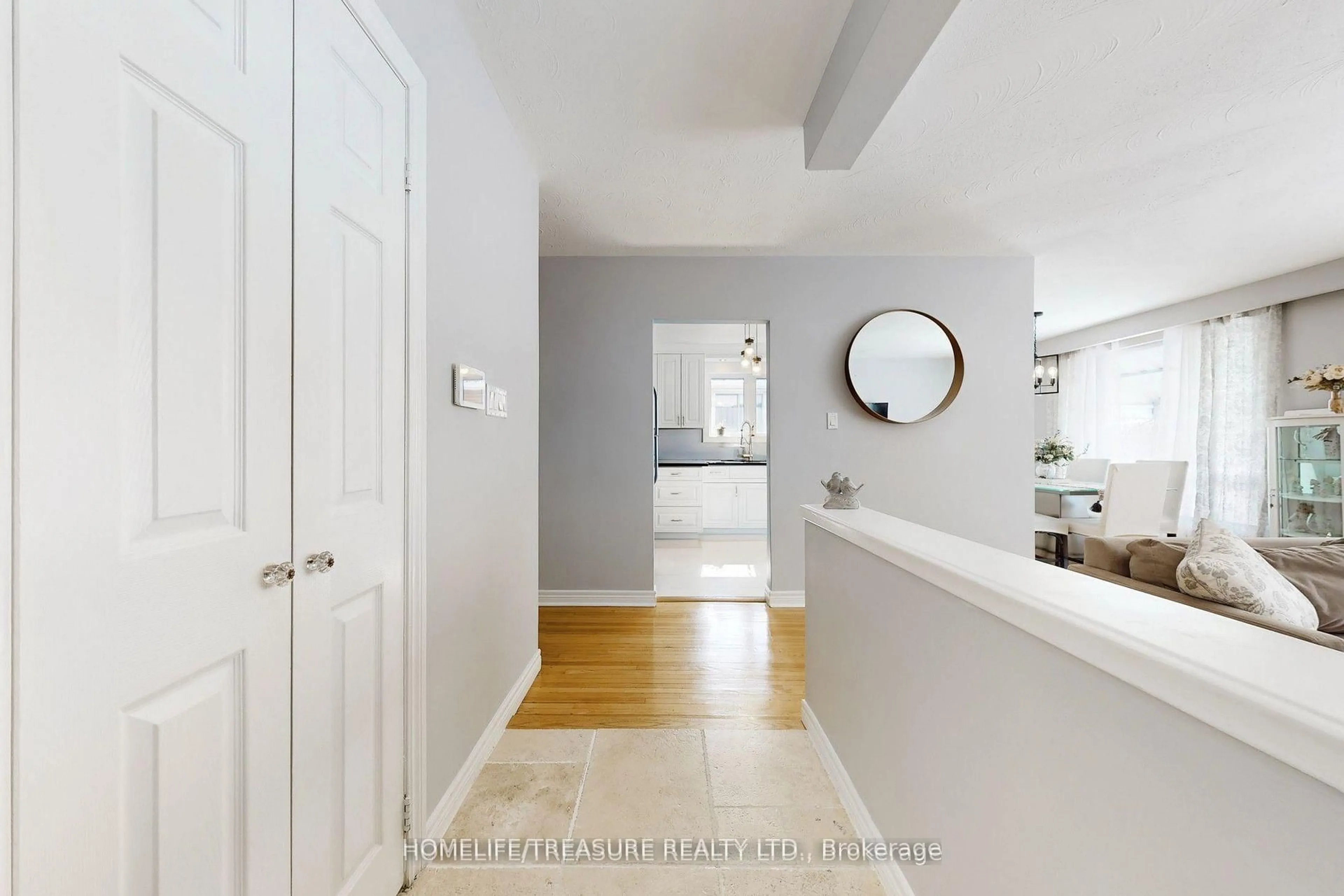 Indoor entryway for 19 BRAMPTON Rd, Toronto Ontario M9R 3J3