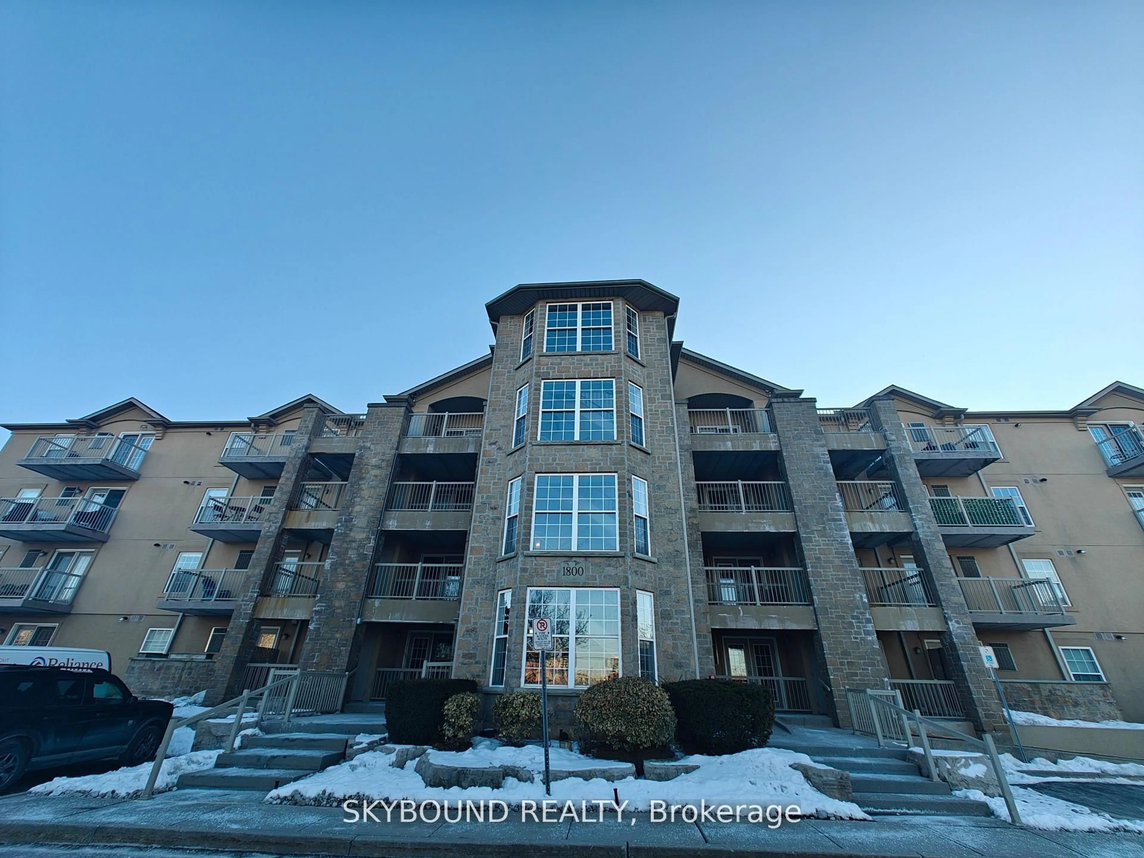A pic from outside/outdoor area/front of a property/back of a property/a pic from drone, building for 1800 Walkers Line #206, Burlington Ontario L7M 4V2