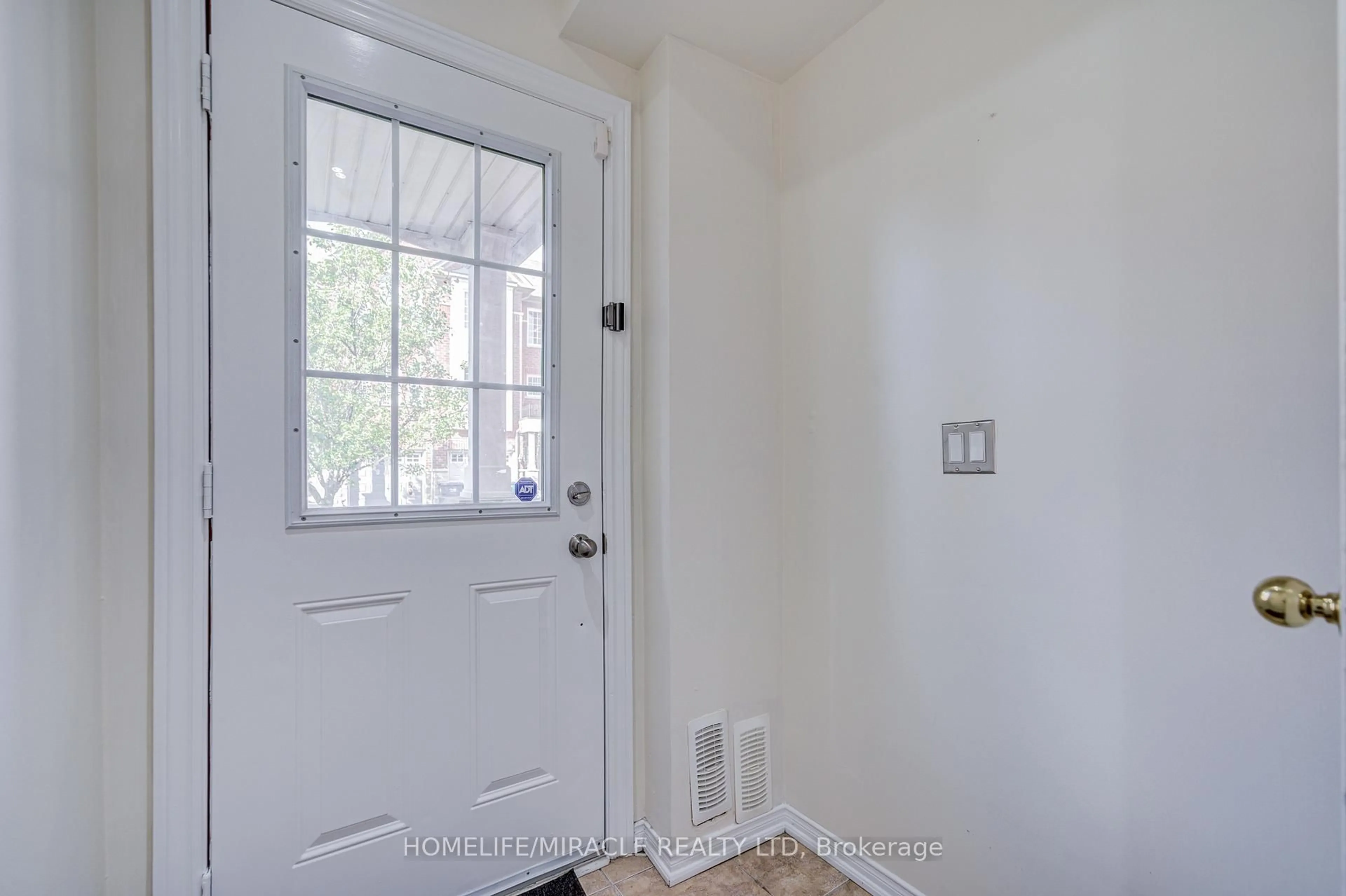 Indoor entryway for 14 Rock Haven Lane, Brampton Ontario L6X 0H2