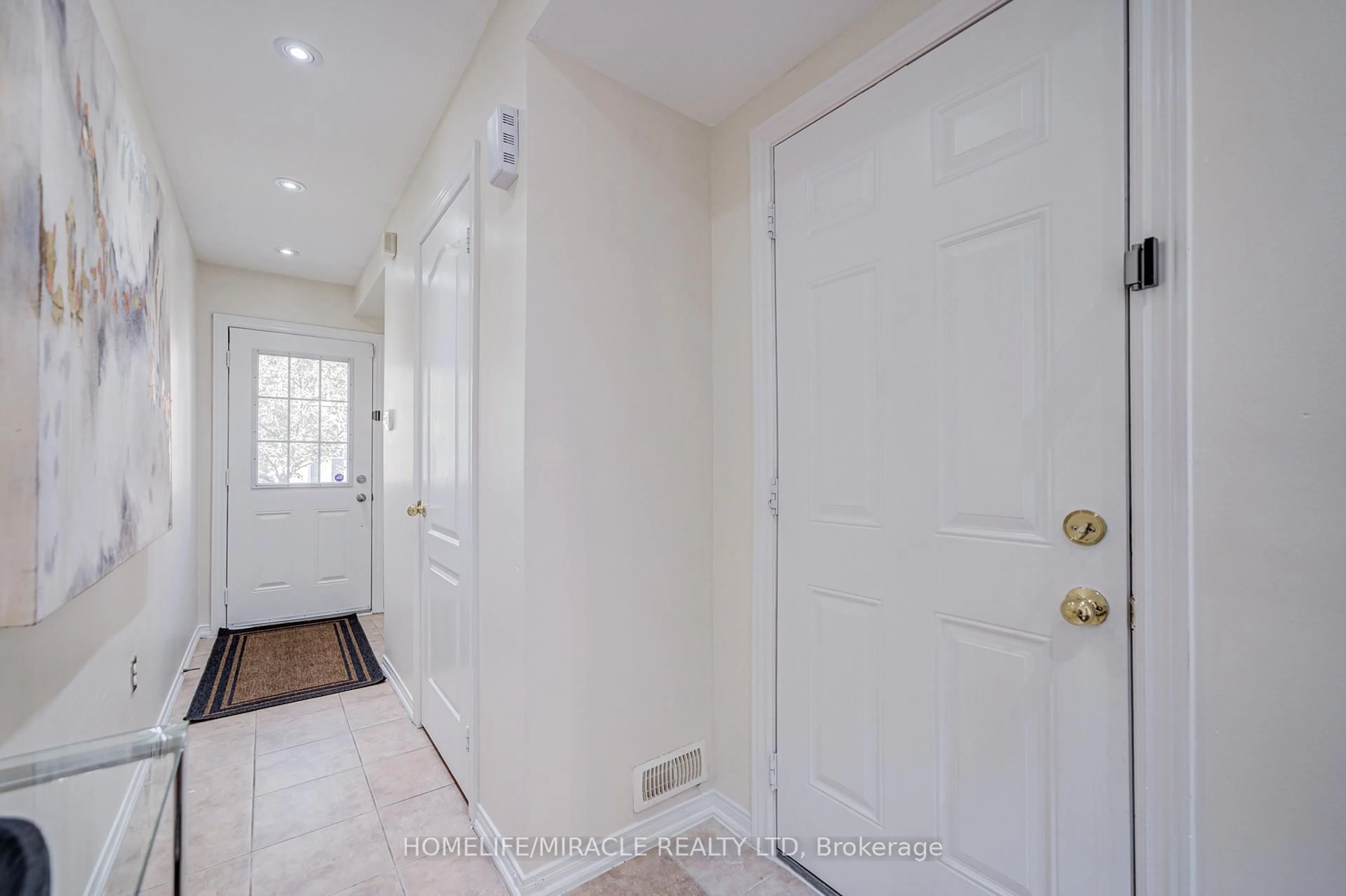 Indoor entryway for 14 Rock Haven Lane, Brampton Ontario L6X 0H2