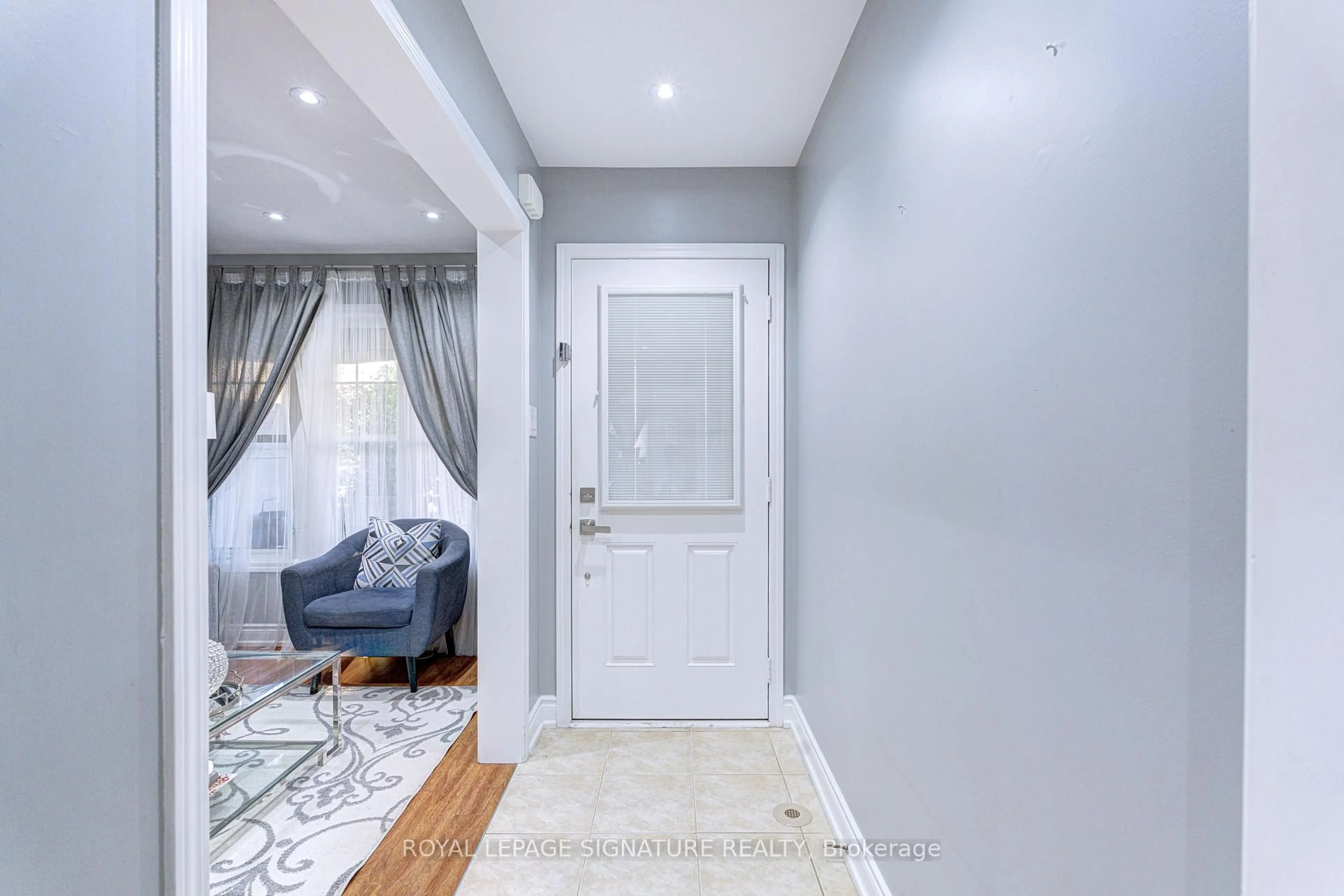 Indoor entryway for 670 Speyer Circ, Milton Ontario L9T 0Y6