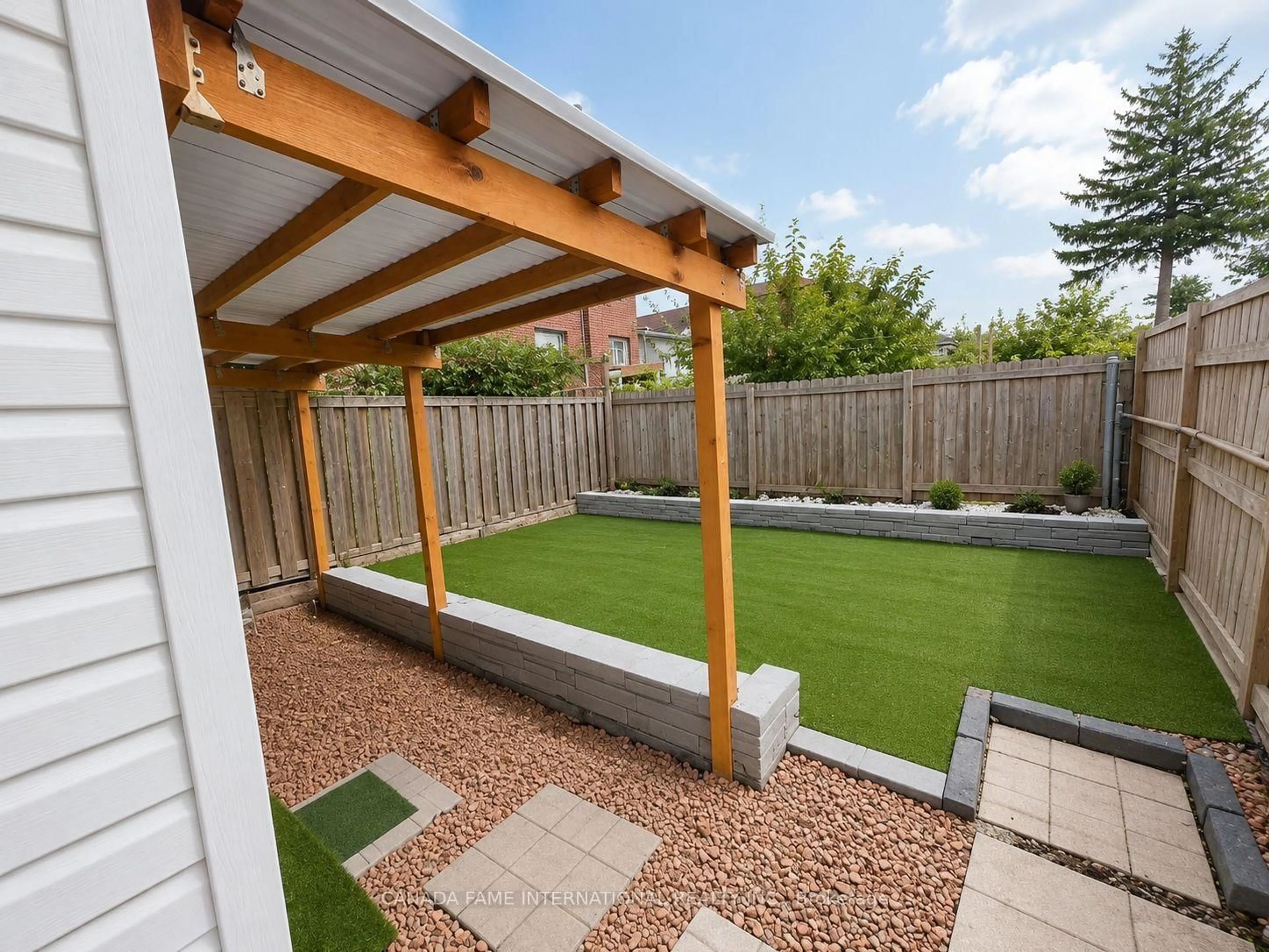 Patio, street for 283 Harvie Ave, Toronto Ontario M6E 4L1