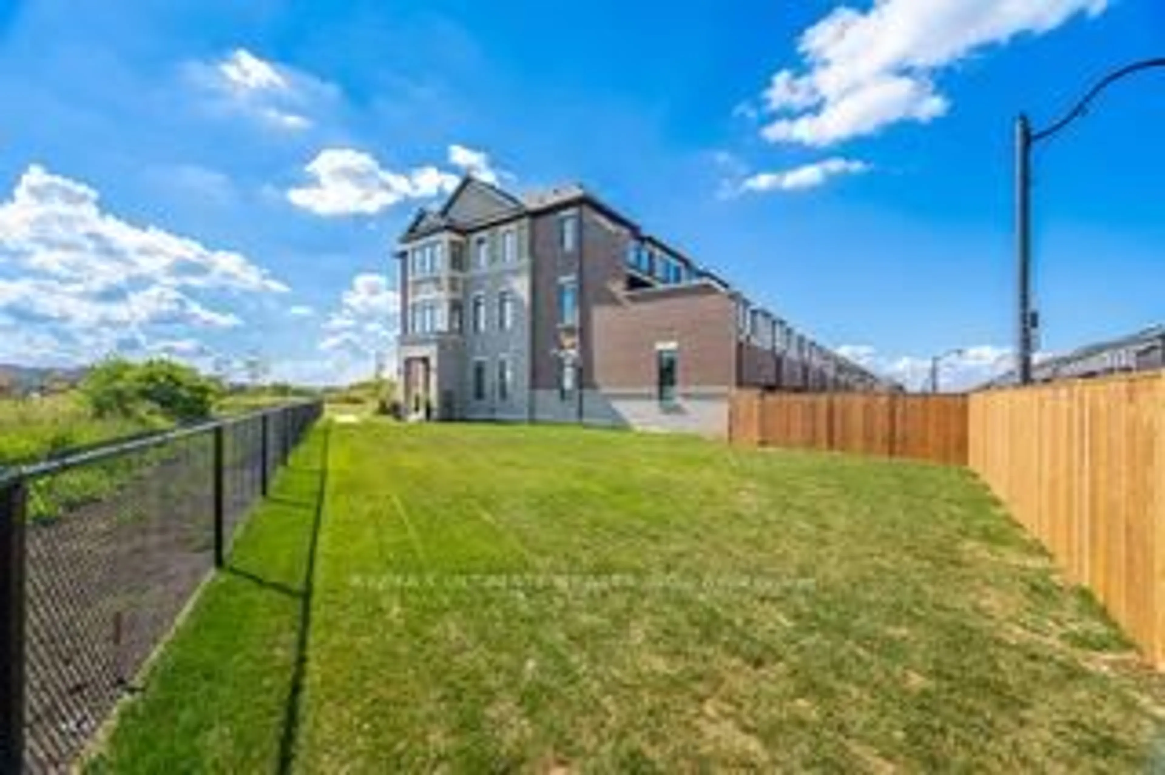 A pic from outside/outdoor area/front of a property/back of a property/a pic from drone, building for 299 Inspire Blvd, Brampton Ontario L6R 4E6